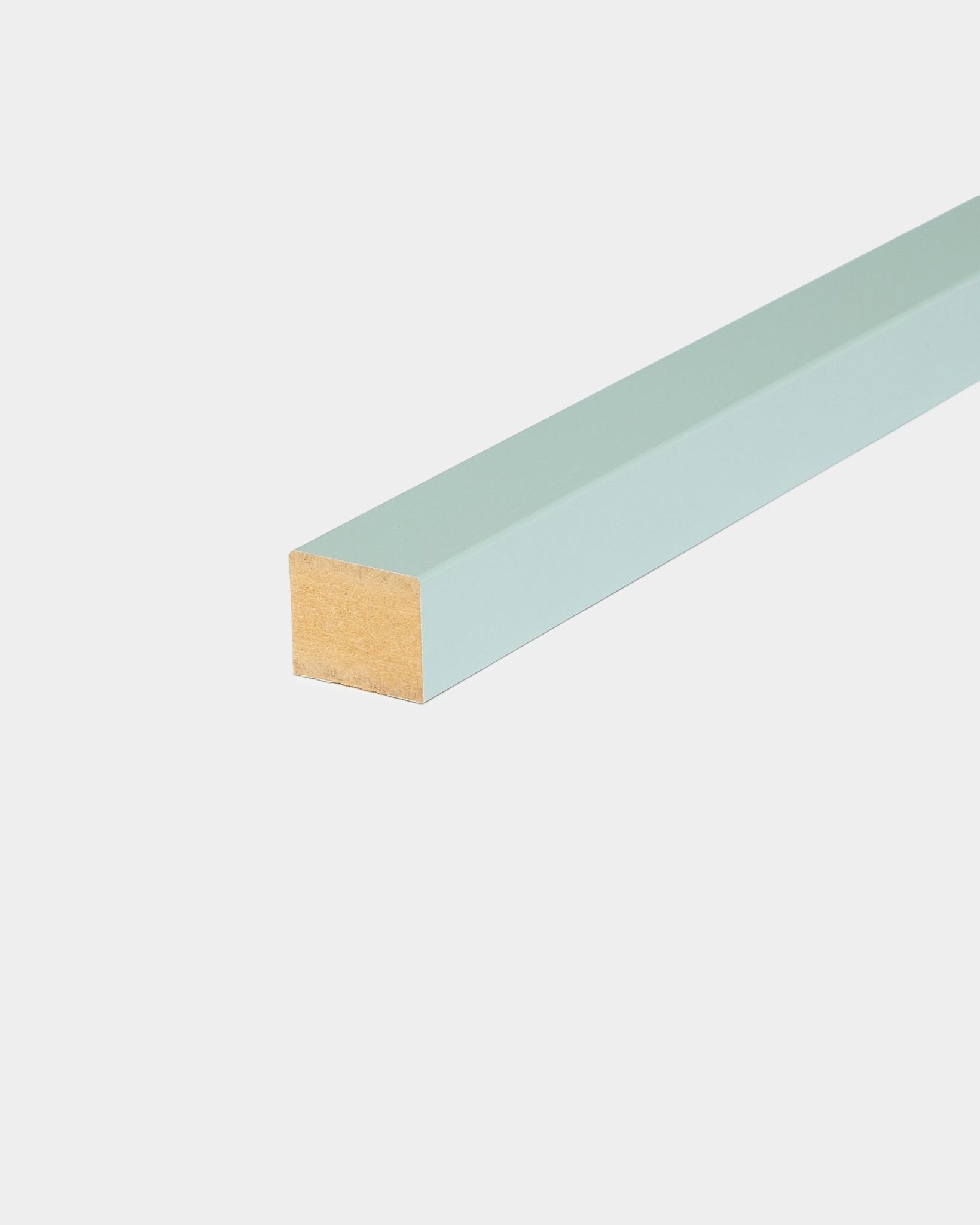 WoodUpp End Lamella / Cloud, 2,2 cm ljusgrön träplugg, kompatibel med MDF-ramar eller Akupanel Akustikpanel-montering. Nordisk designaccessoar.