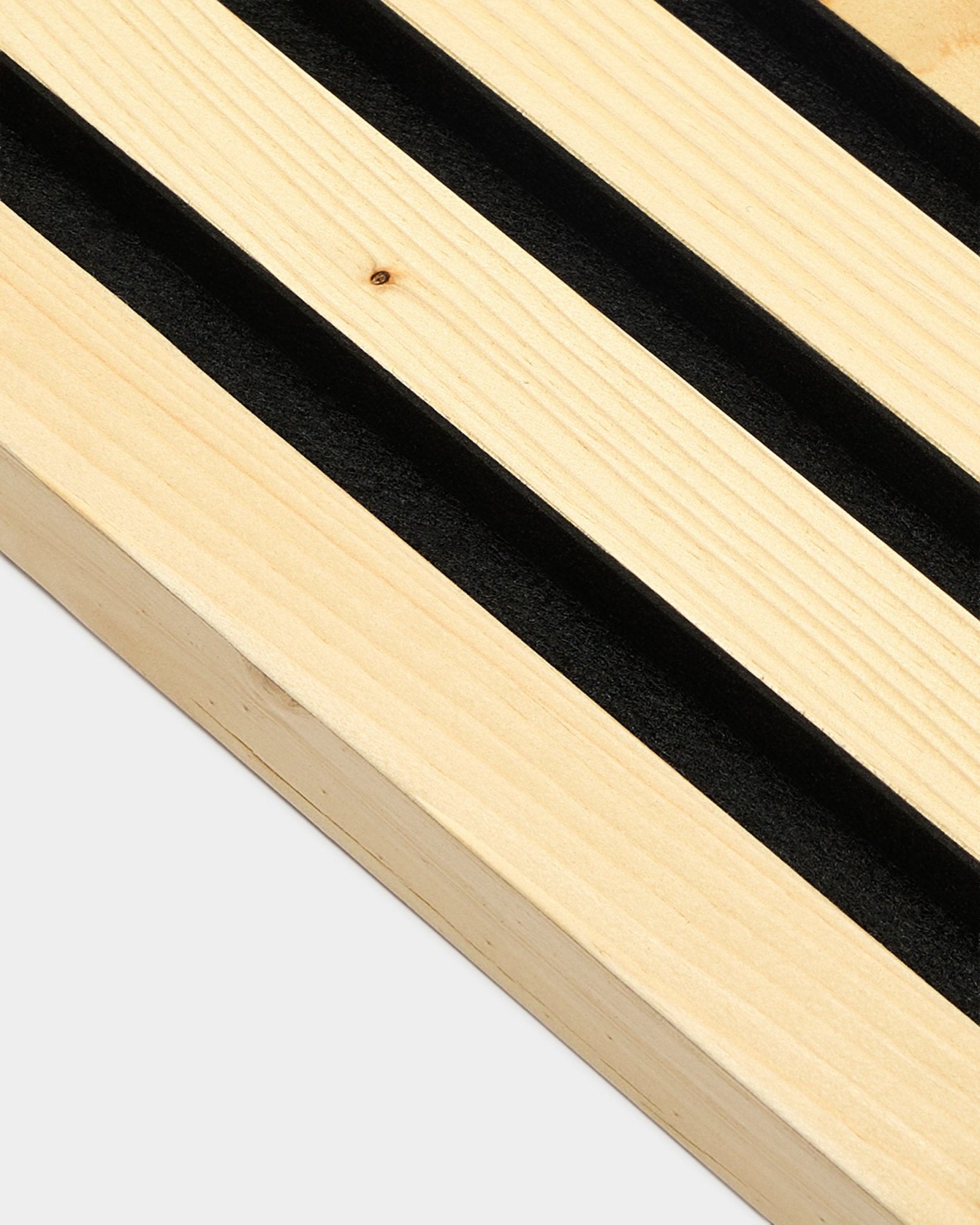 WoodUpp Alp Akustikpanel (2,2 cm) med parallella filtskåror i black och MDF-ram, visad mot en enkel vit bakgrund. Nordisk minimalistisk design.