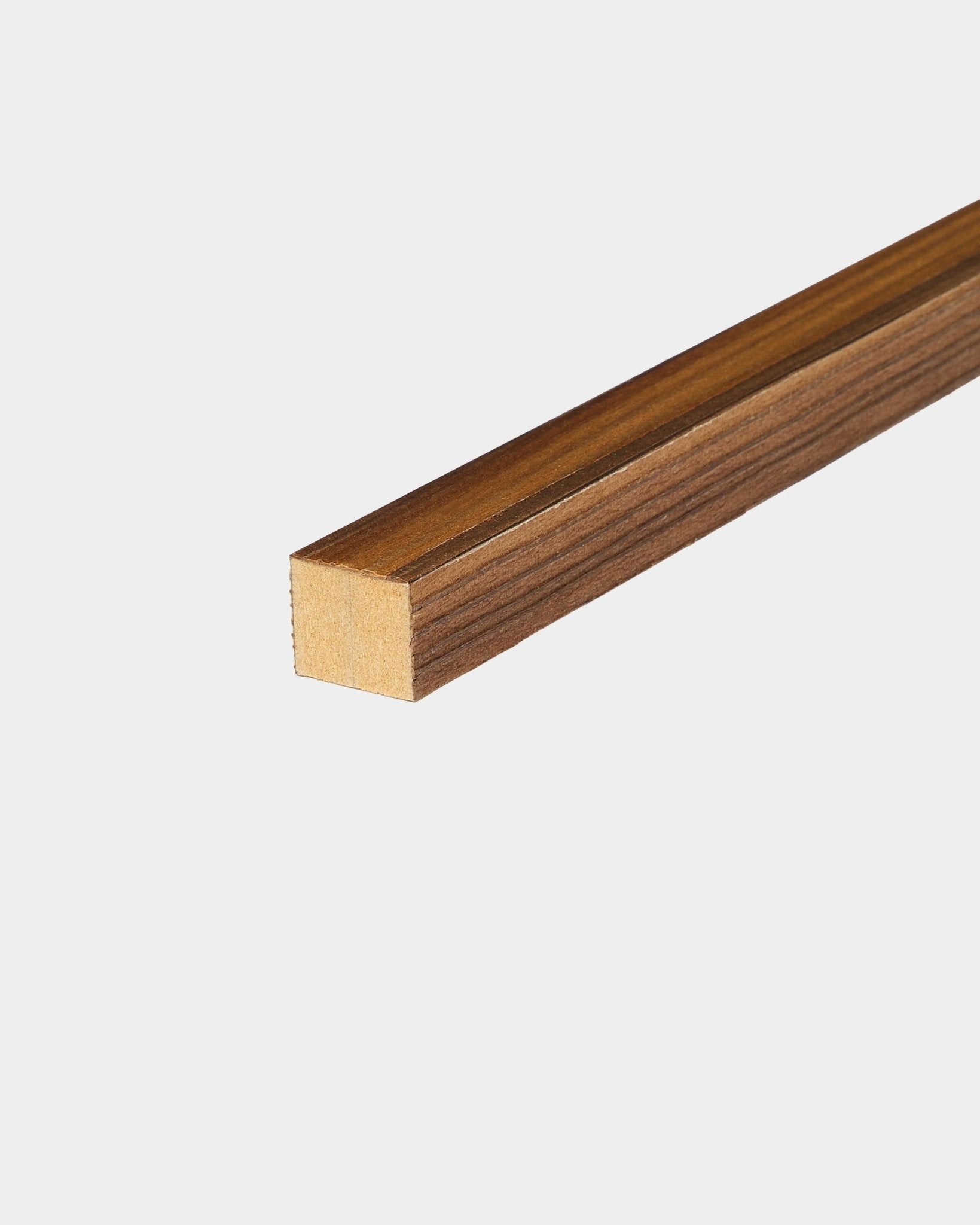 WoodUpp End Lamella i Rustic Smoked Larch, 2,2 cm tjock, utformad som ett tillbehör till Akupanel akustikpaneler, visad mot en enkel vit bakgrund.