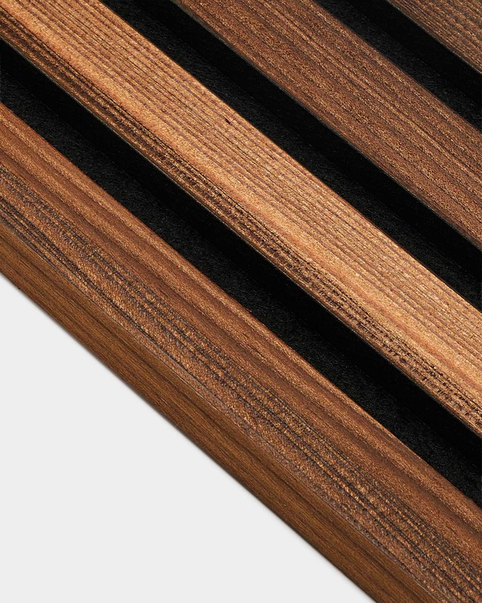 Närbild av WoodUpp End Lamella Rustic Smoked Larch (2,2 cm), utformad för installation av Akupanel Akustikpanel; naturlig ådring och rökt finish visas.