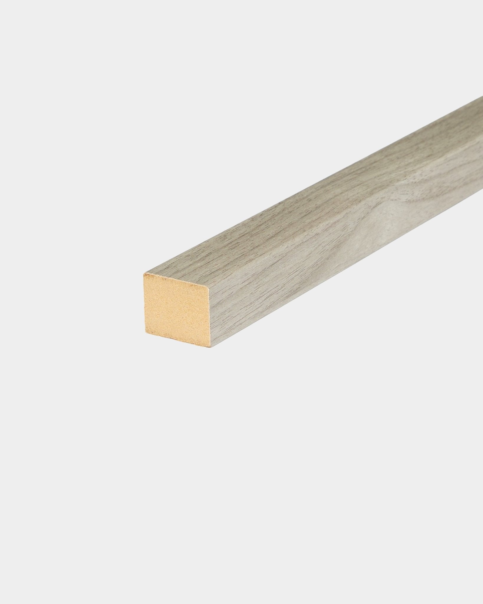 WoodUpp End Lamella i Weathered Oak, 2,2 cm bred, utformad för MDF-ramar eller Akupanel Akustikpanel-montering, visad mot en enkel vit bakgrund.