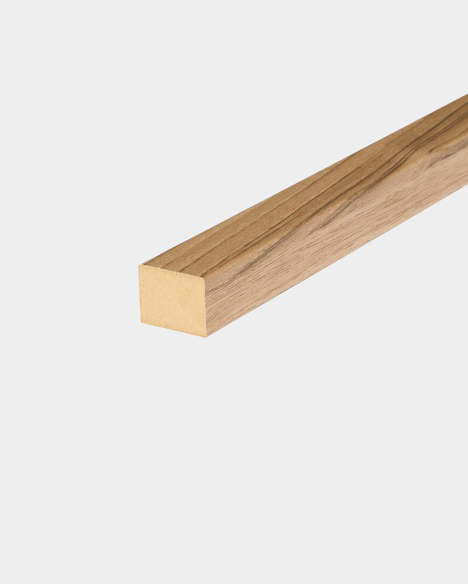 WoodUpp End Lamella i English Walnut, 2,2 cm slät avslutningslist i trä för Akupanel akustikpaneler, visad mot en enkel vit bakgrund.