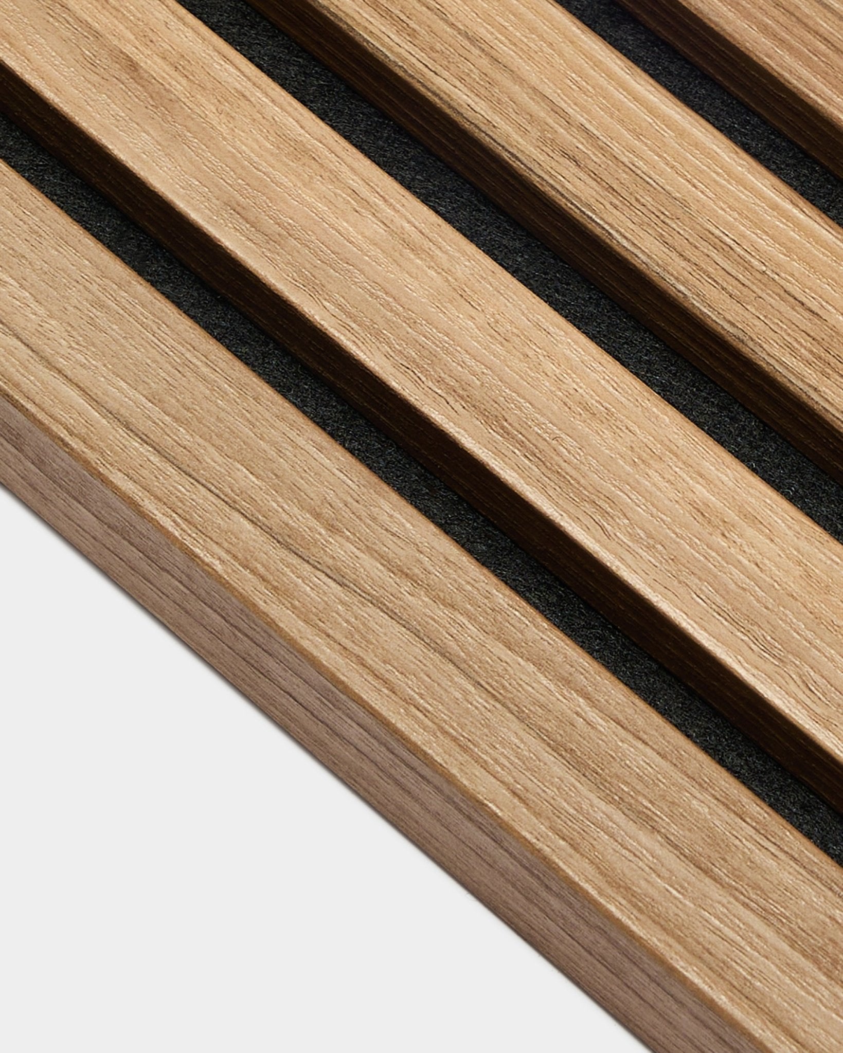 Närbild av WoodUpp End Lamella i English Walnut, 2,2 cm tjock, utformad för Akupanel Akustikpanel-installationer eller som del av en fondvägg.