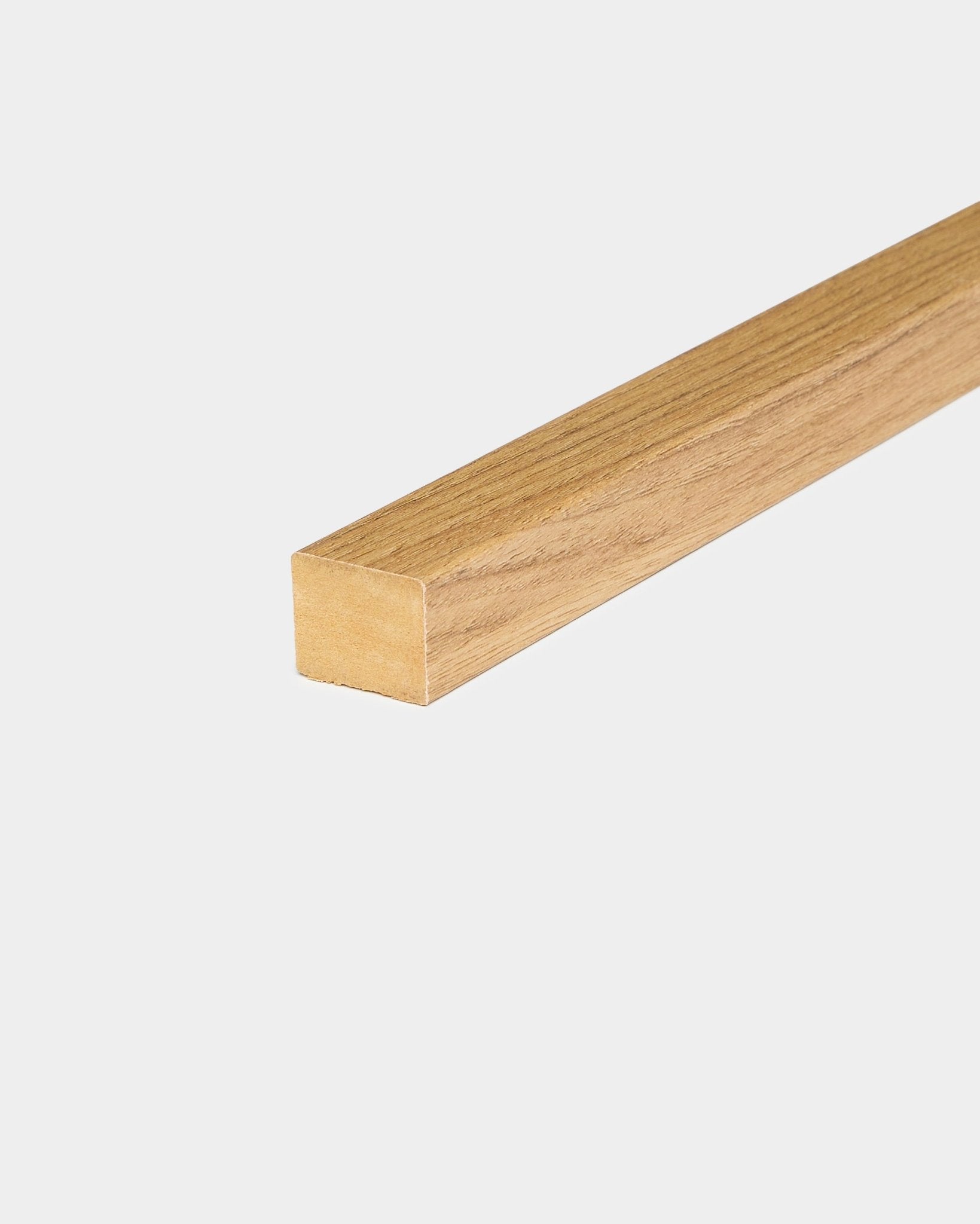 Ändlamell i engelsk ek med slät finish, 2,2 cm tjock, utformad som ett monteringstillbehör för WoodUpp Akupanel akustiska träpaneler och panelväggar.