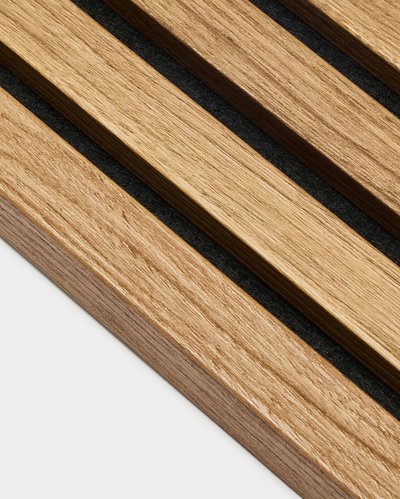 Närbild av WoodUpp Akupanel Akustikpanel: parallella ändlamellribbor i engelsk ek, 2,2 cm breda, monterade på en MDF-ram för ett minimalistiskt nordiskt uttryck.