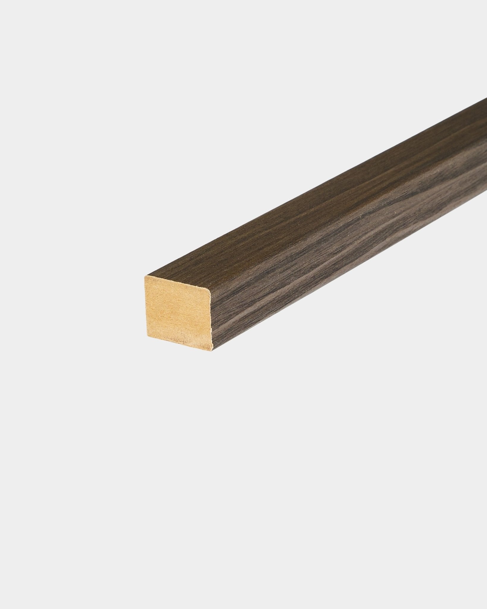 WoodUpp End Lamella i Black Oak, 2,2 cm, utformad för att avsluta kanter på Akupanel Akustikpanel eller som accent på MDF-ramar i nordiska interiörer.