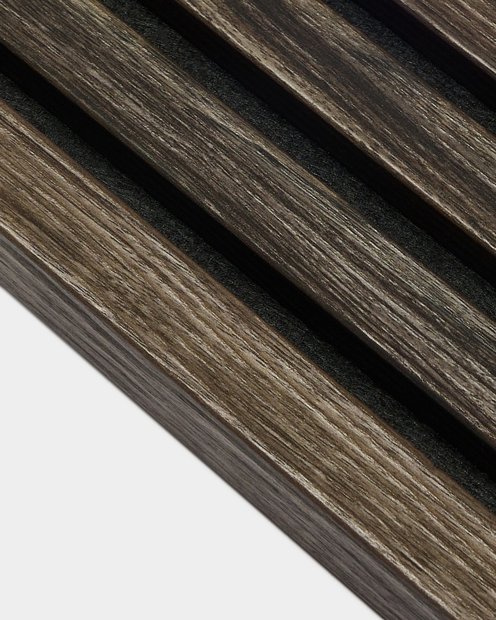 Närbild av mörka ekribbor i Akustikpanel med black mellanrum, som visar textur och detaljer i WoodUpp Akupanel End Lamella, 2,2 cm tjock.