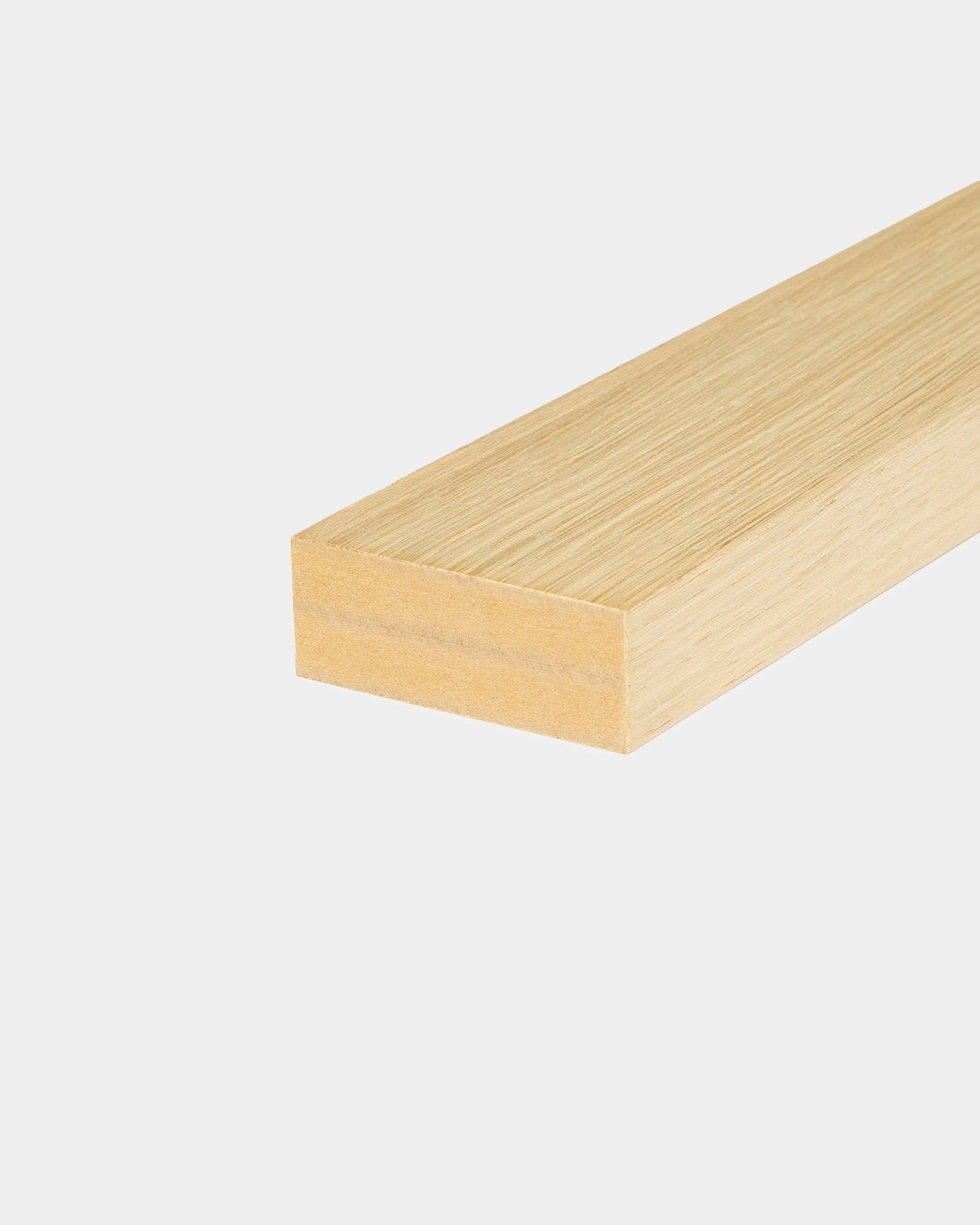 WoodUpp End Lamella Classic Oak (6,7 cm) ribba, utformad för Akupanel Akustikpanel-installationer, visad mot en enkel vit bakgrund.