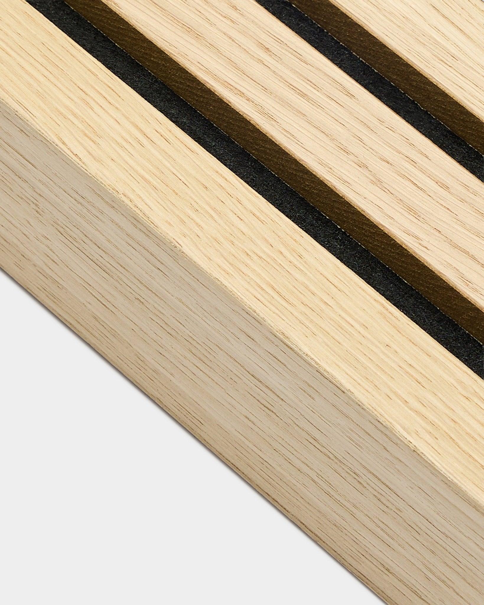 Detaljerad närbild av en WoodUpp Classic Oak End-lamell, 6,7 cm bred, utformad för Akupanel Akustikpanel-installation eller integrering med en MDF-ram.