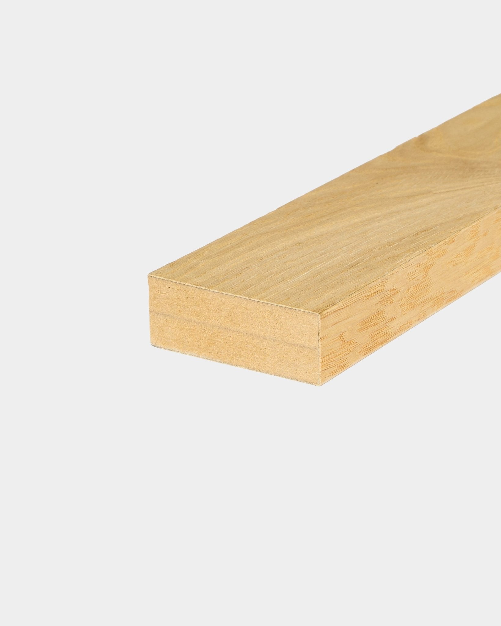 WoodUpp ändlamell i Rustic Natural Oak (6,7 cm), lämplig för installationer med akustikpanel i Akupanel eller MDF-ram, visad mot en enkel vit bakgrund.