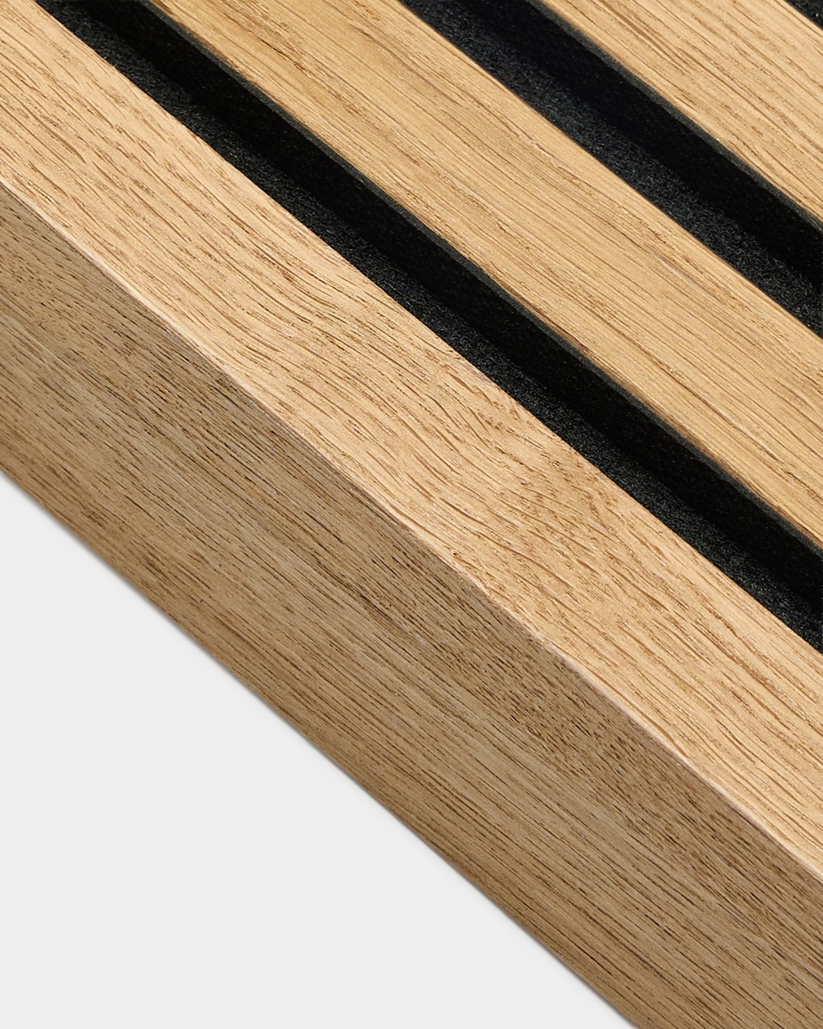 Närbild av WoodUpp Akupanel Akustikpanel i Rustic Brown Oak, 6,7 cm bred ändlamell med parallella black spår och texturerad träådring.