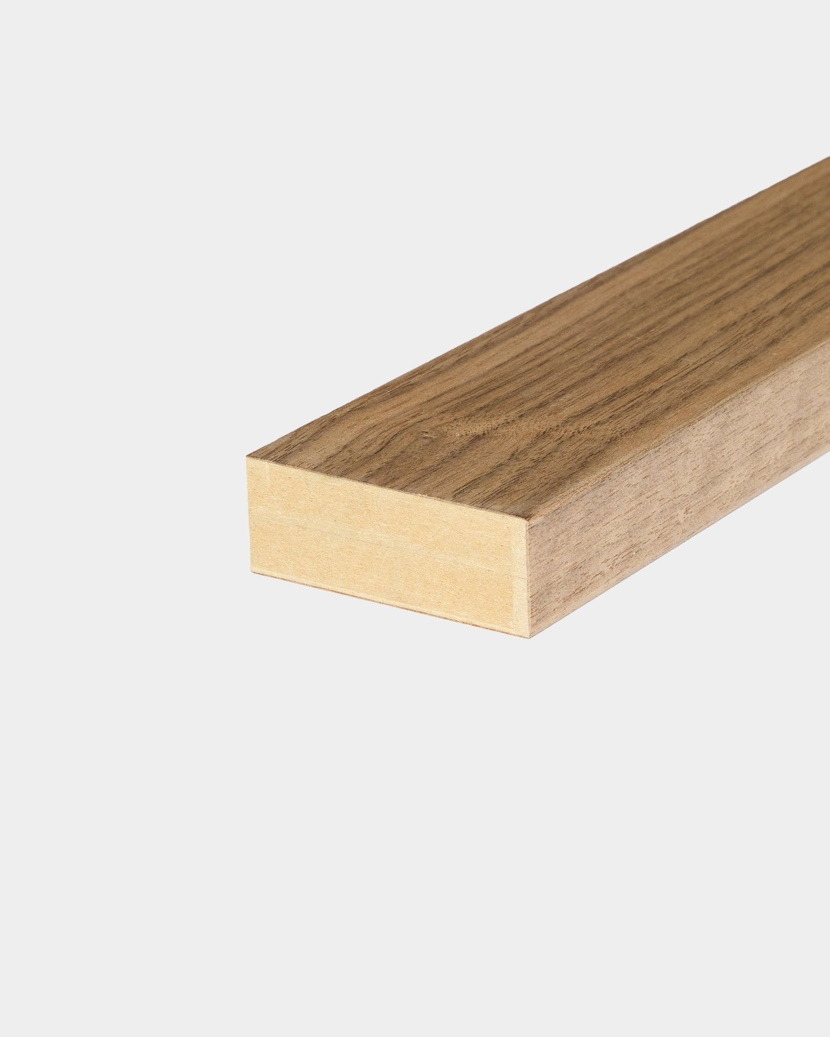 WoodUpp Walnut End lamella, 6,7 cm, utformad för avslutning av kanter på Akupanel Akustikpanel eller för integrering i MDF-ramar.