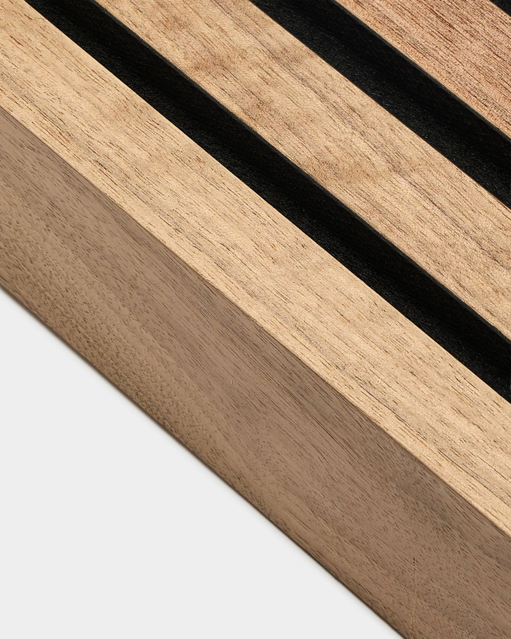 Närbild av WoodUpp Akupanel ändlamell i valnöt, 6,7 cm bred, MDF-ram med black akustikfilt som baksida, visad mot en ljusgrå bakgrund.