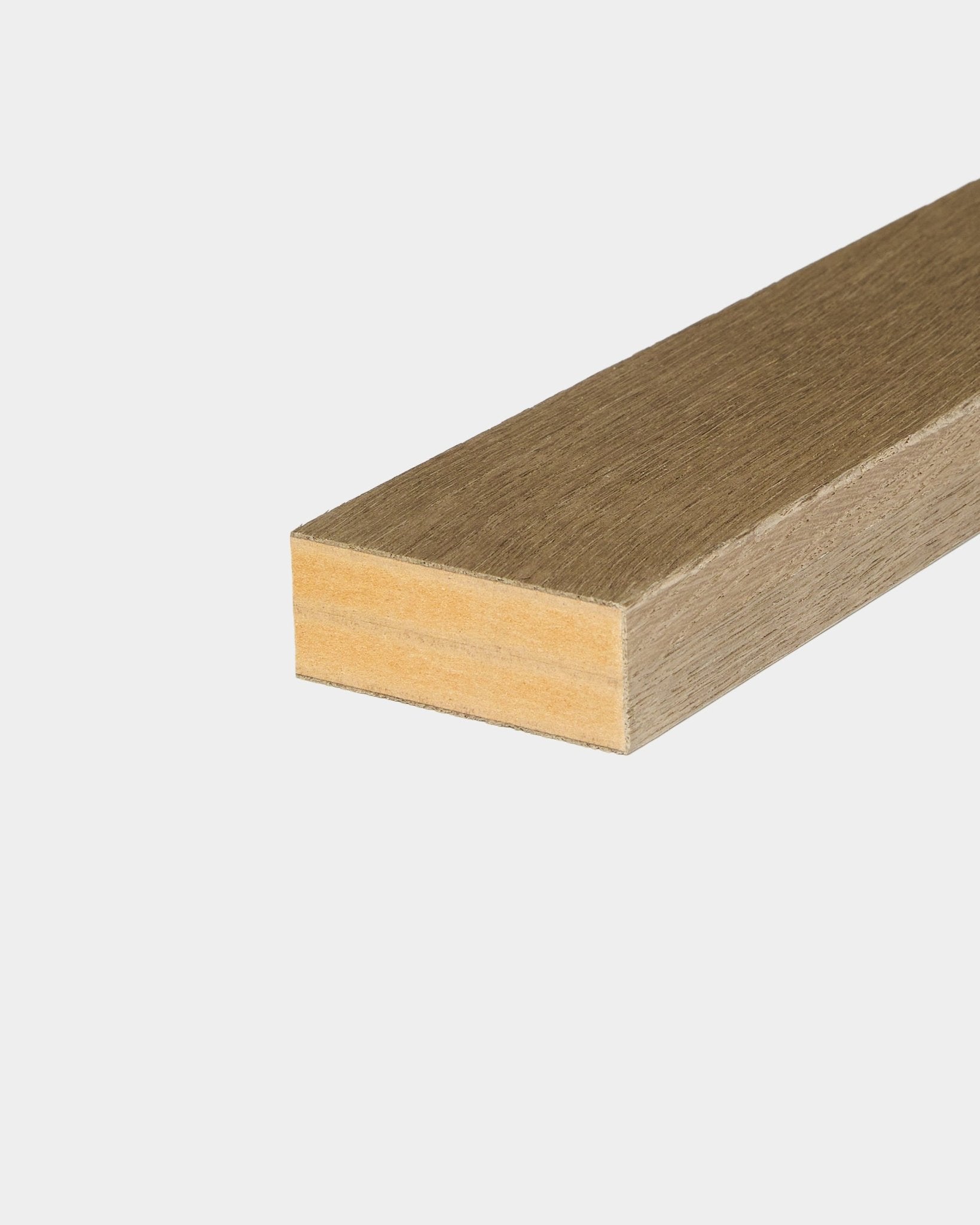 WoodUpp ändlamell i rustik grey oak, 6,7 cm bred, utformad som avslutning till Akupanel akustikpaneler i trä eller vägginstallationer med panel.