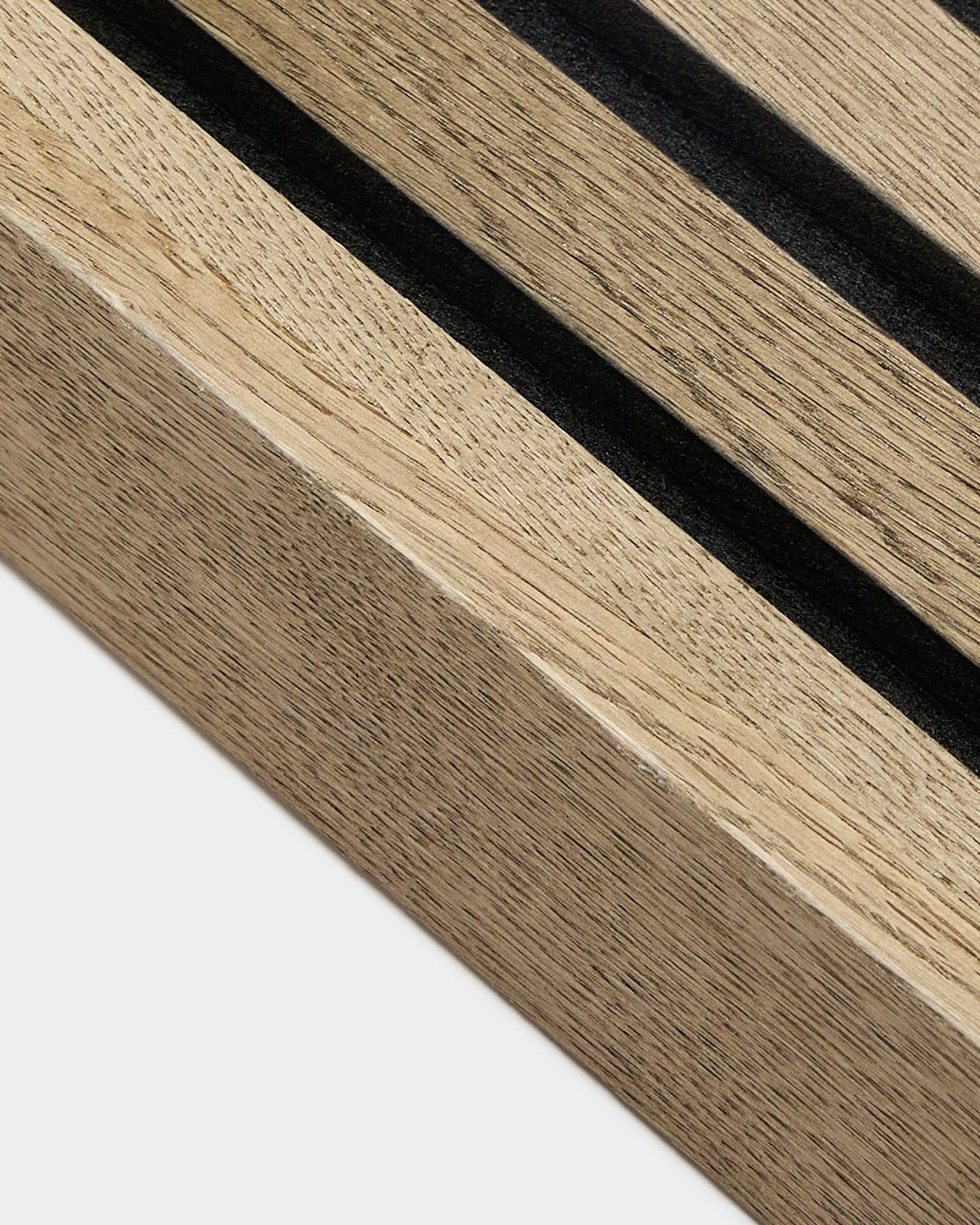 Närbild av WoodUpp Akupanel-tillbehör: ändlamell i Rustic Grey Oak (6,7 cm) med mörka, smala spår längs ljus nordisk träådring och en texturerad yta.