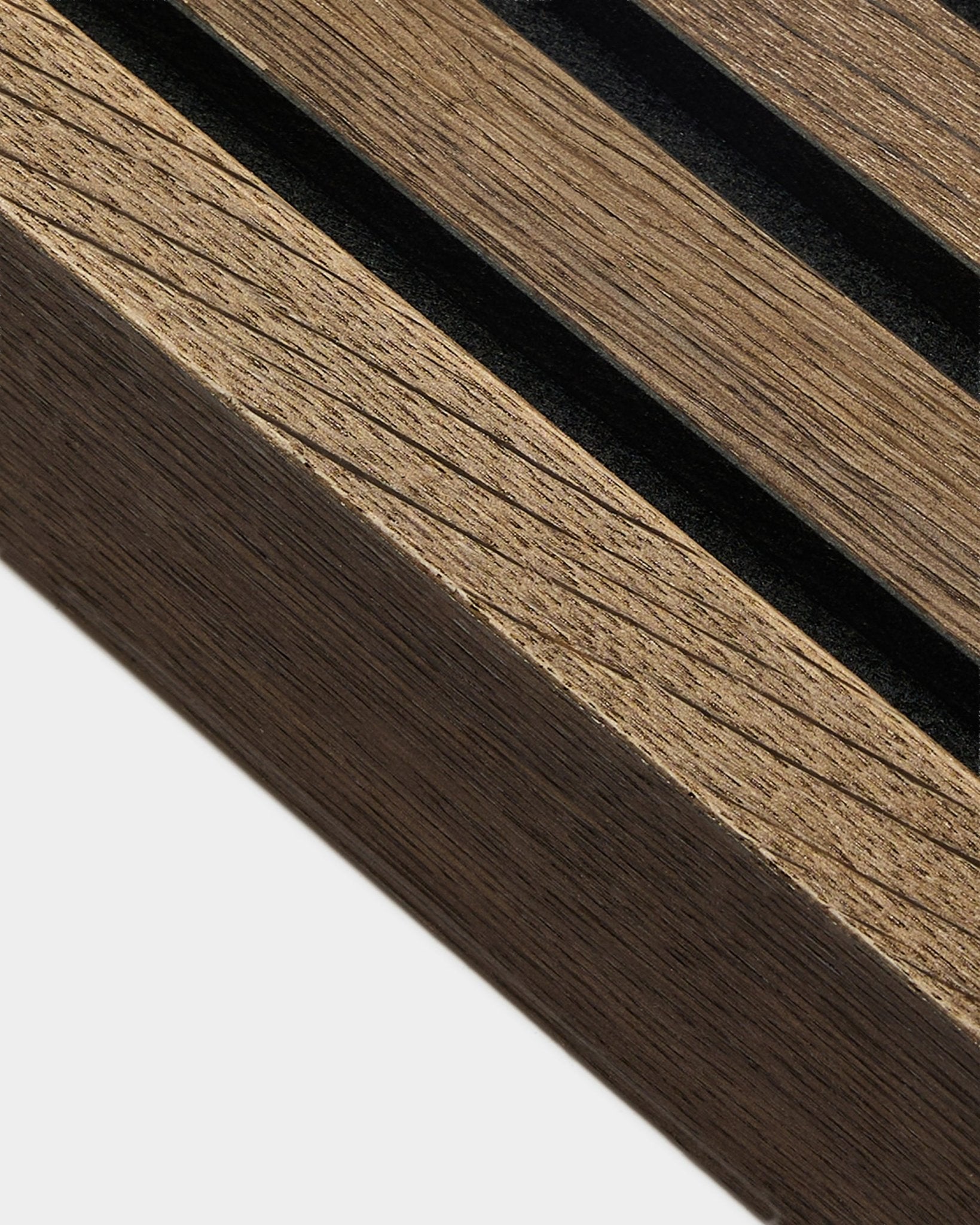 Närbild av WoodUpp ändlamell i Rustic Smoked Oak, 6,7 cm – vinklade lameller med synlig träådring, utformad för Akustikpanel- eller Akupanel-installation.