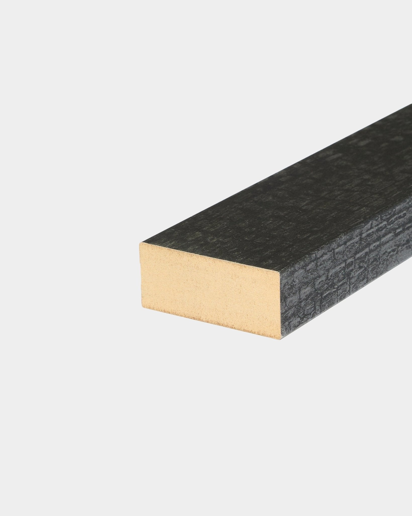 Närbild av WoodUpp Akupanel tillbehör: ändlamell i Charcoal, 6,7 cm, som visar en texturerad black träyta och synlig ändträyta mot vit bakgrund.