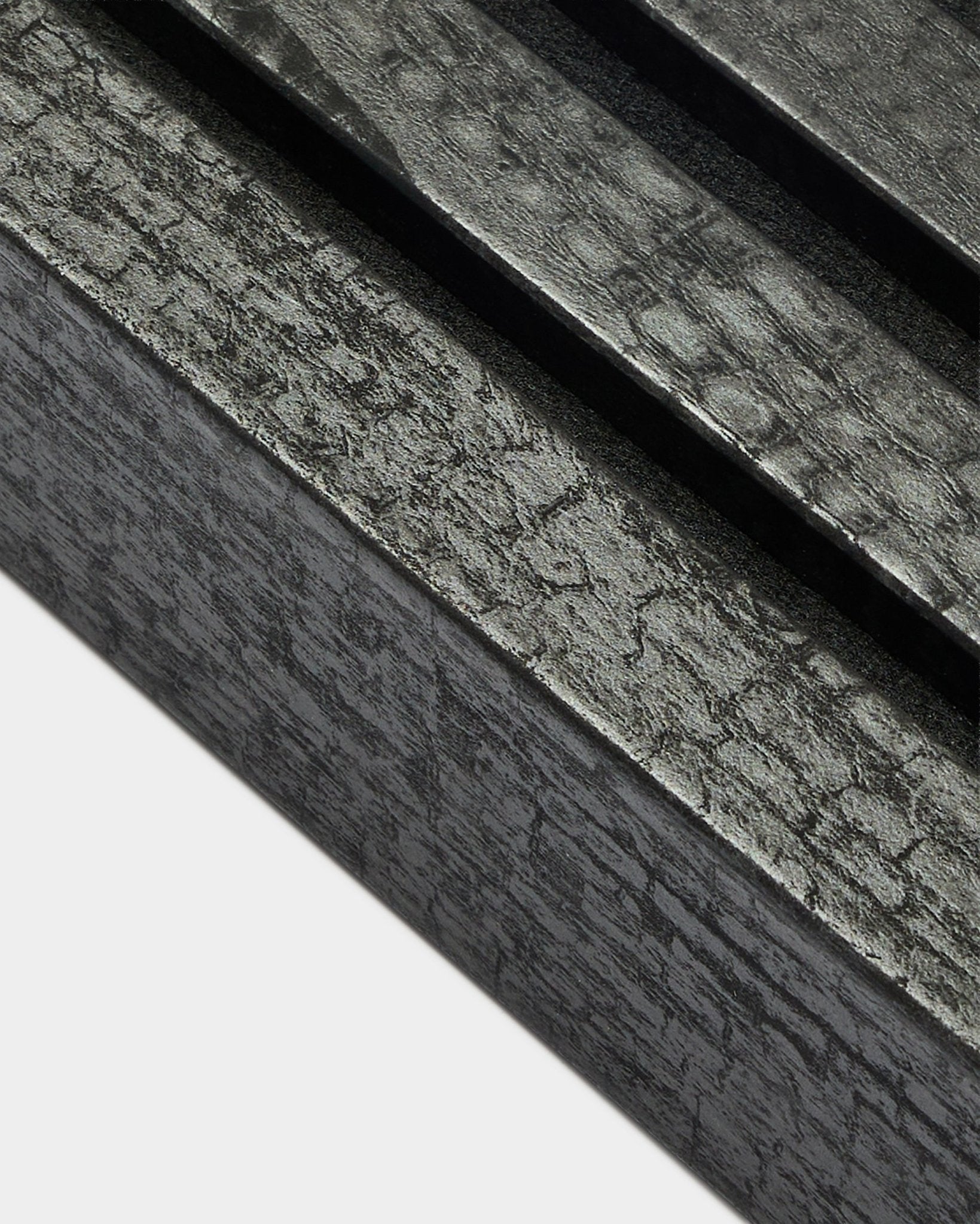 Närbild av WoodUpp Akupanel ändlamell i Charcoal, 6,7 cm bred, med parallella akustiska ribbor och en tydlig trästruktur.