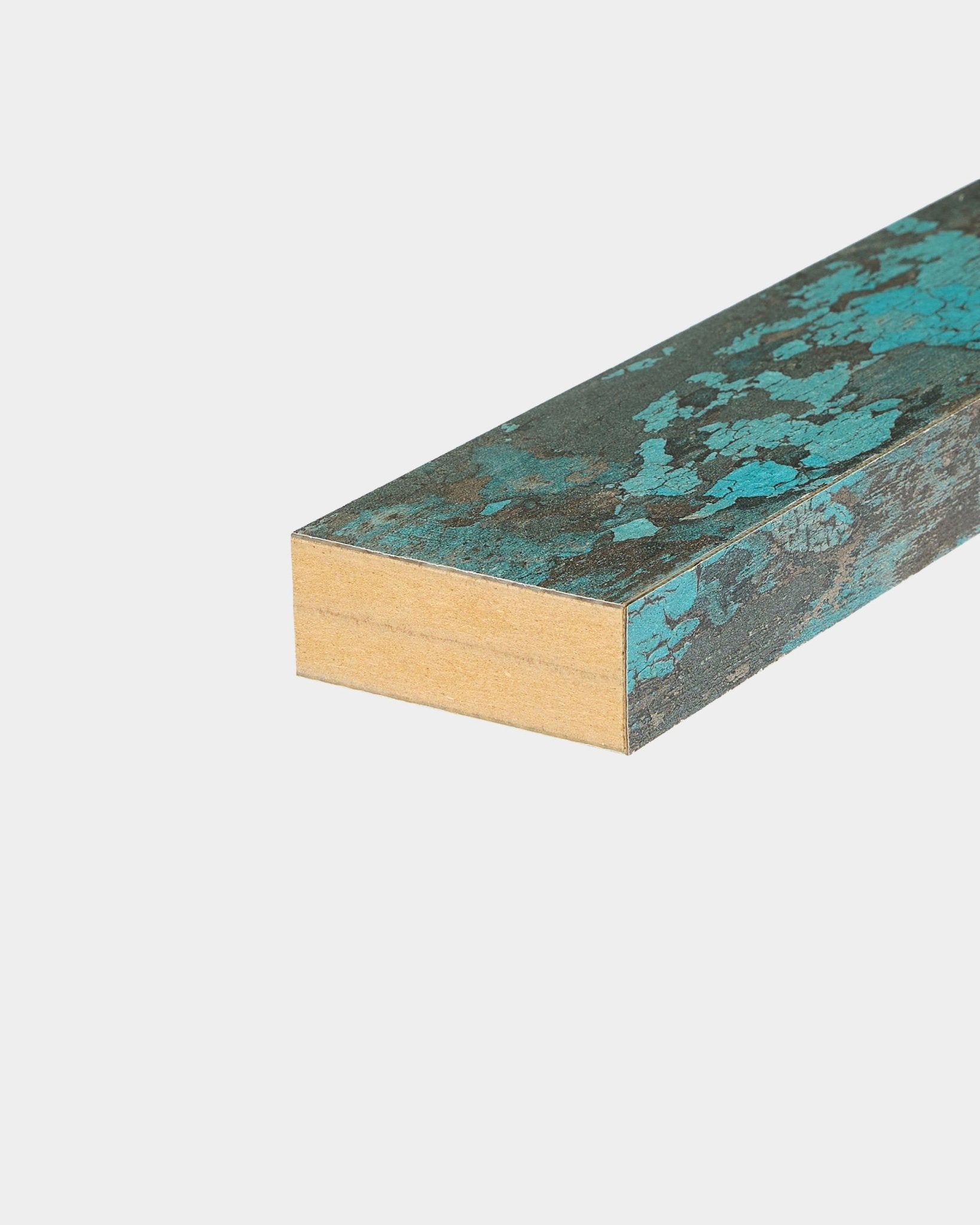 Närbild av tillbehöret WoodUpp Akupanel: ändlamell i Oxide Blue, 6,7 cm bred, utformad för installationer med Akustikpanel eller Akupanel mot vit bakgrund.