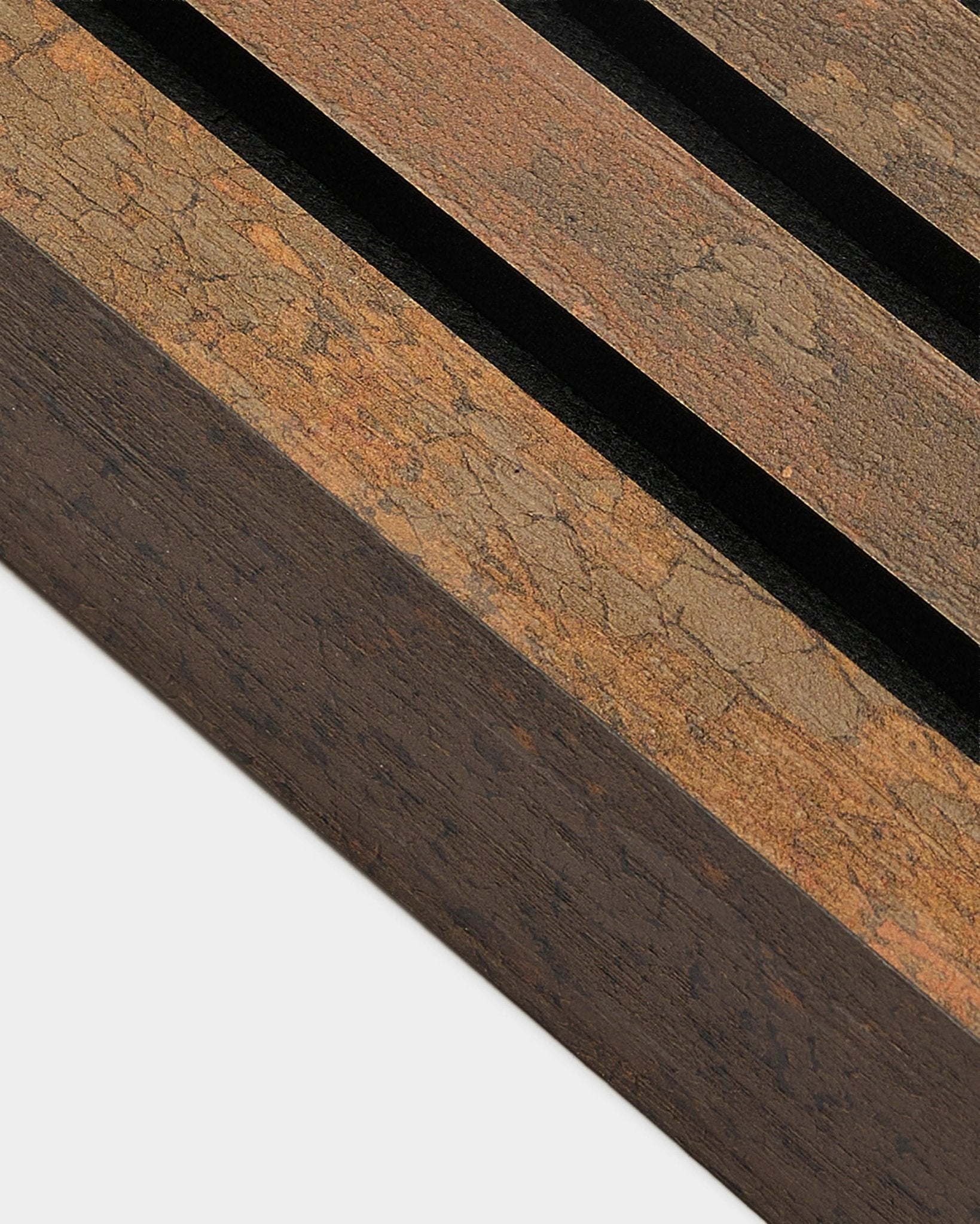 Närbild av WoodUpp Akupanel ändlamell i Oxide Copper, 6,7 cm, med en MDF-ram med spår och en texturerad, sliten yta.
