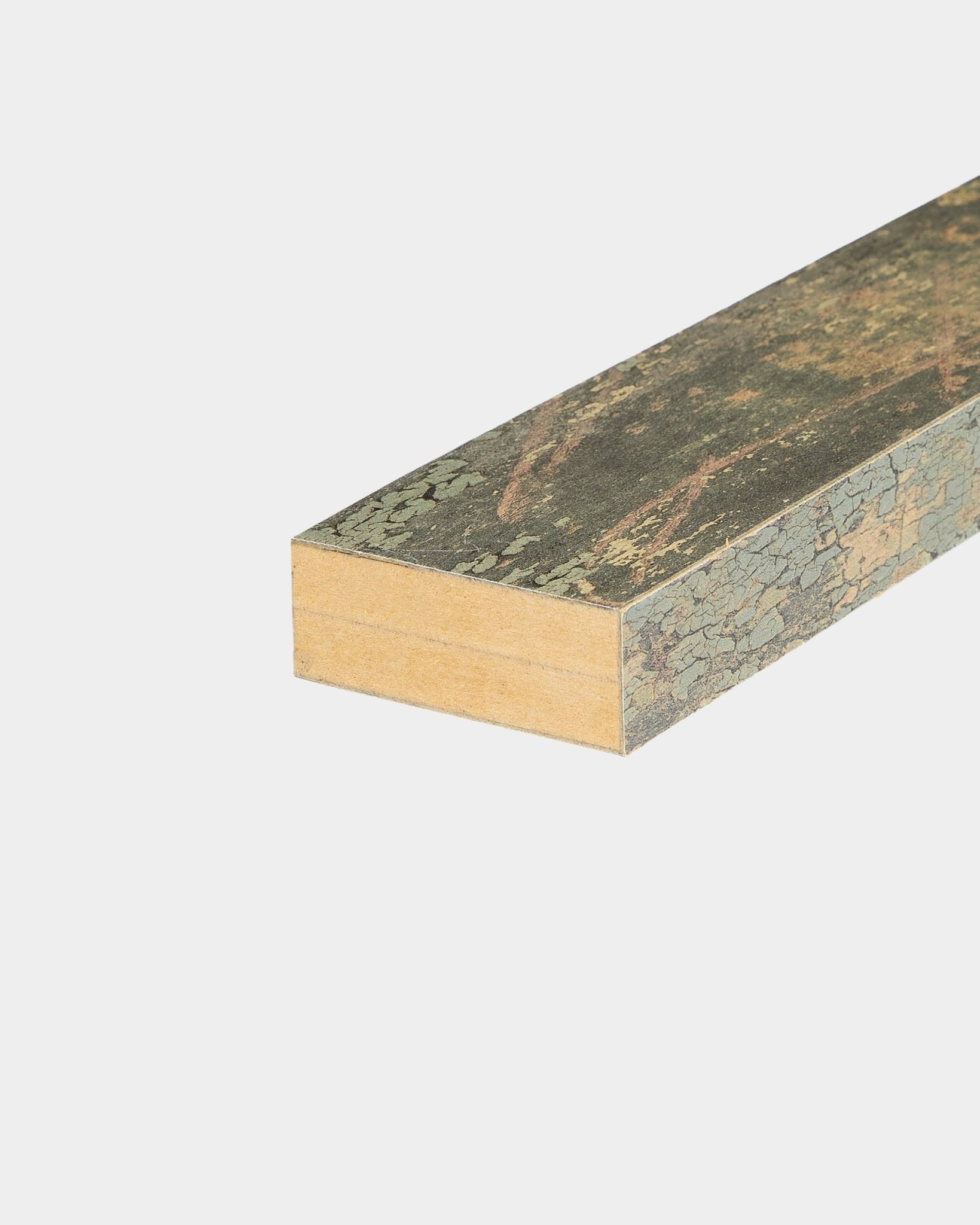 Närbild av WoodUpp CREATE ändlamell i Oxide Grey (6,7 cm), som framhäver dess texturerade, skiktade Akustikpanel-yta mot en vit bakgrund.