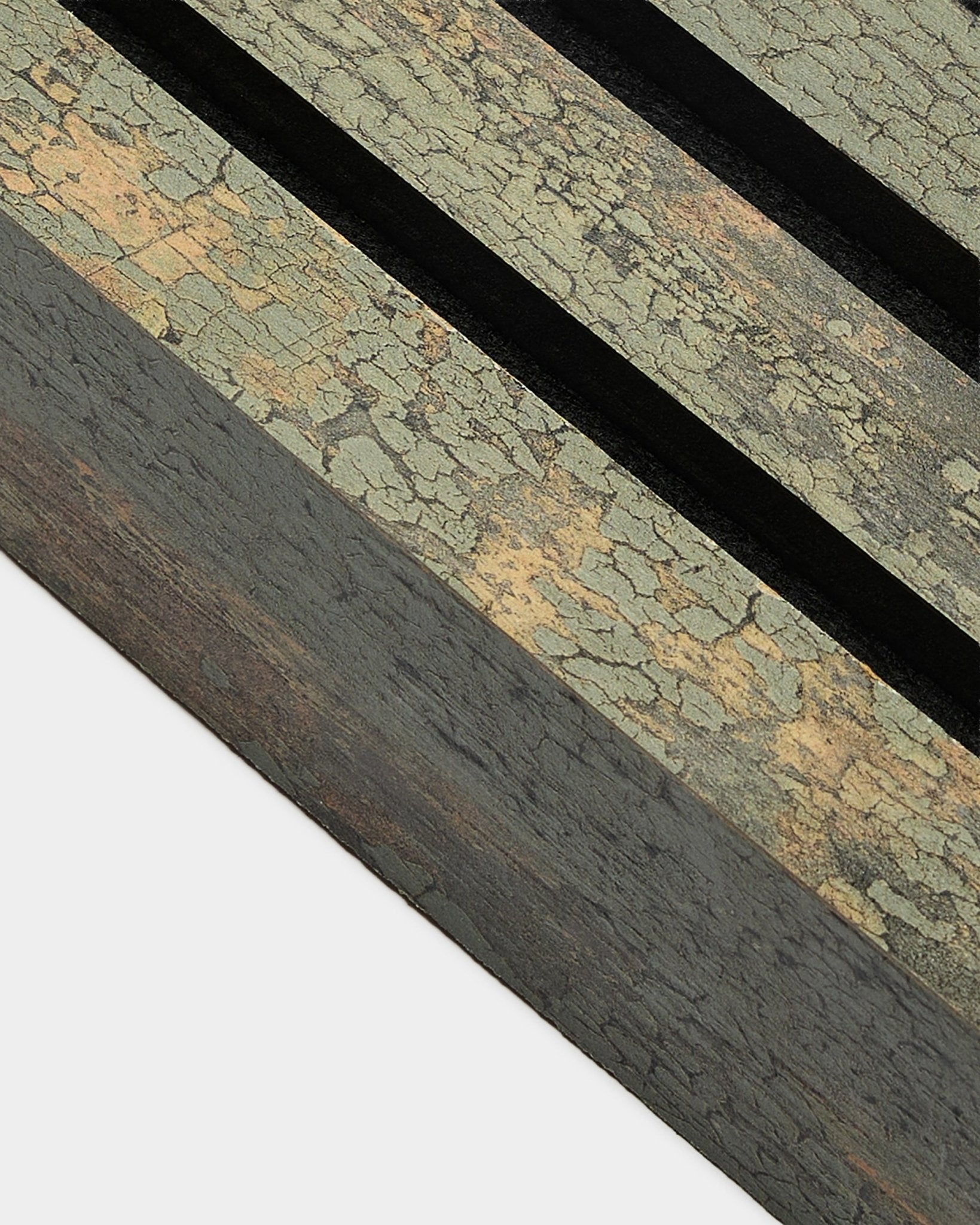 Närbild av WoodUpp Akupanel ändlamell i Oxide Grey, 6,7 cm bred, med en texturerad Akustikpanel med två black spår och en MDF-ram.