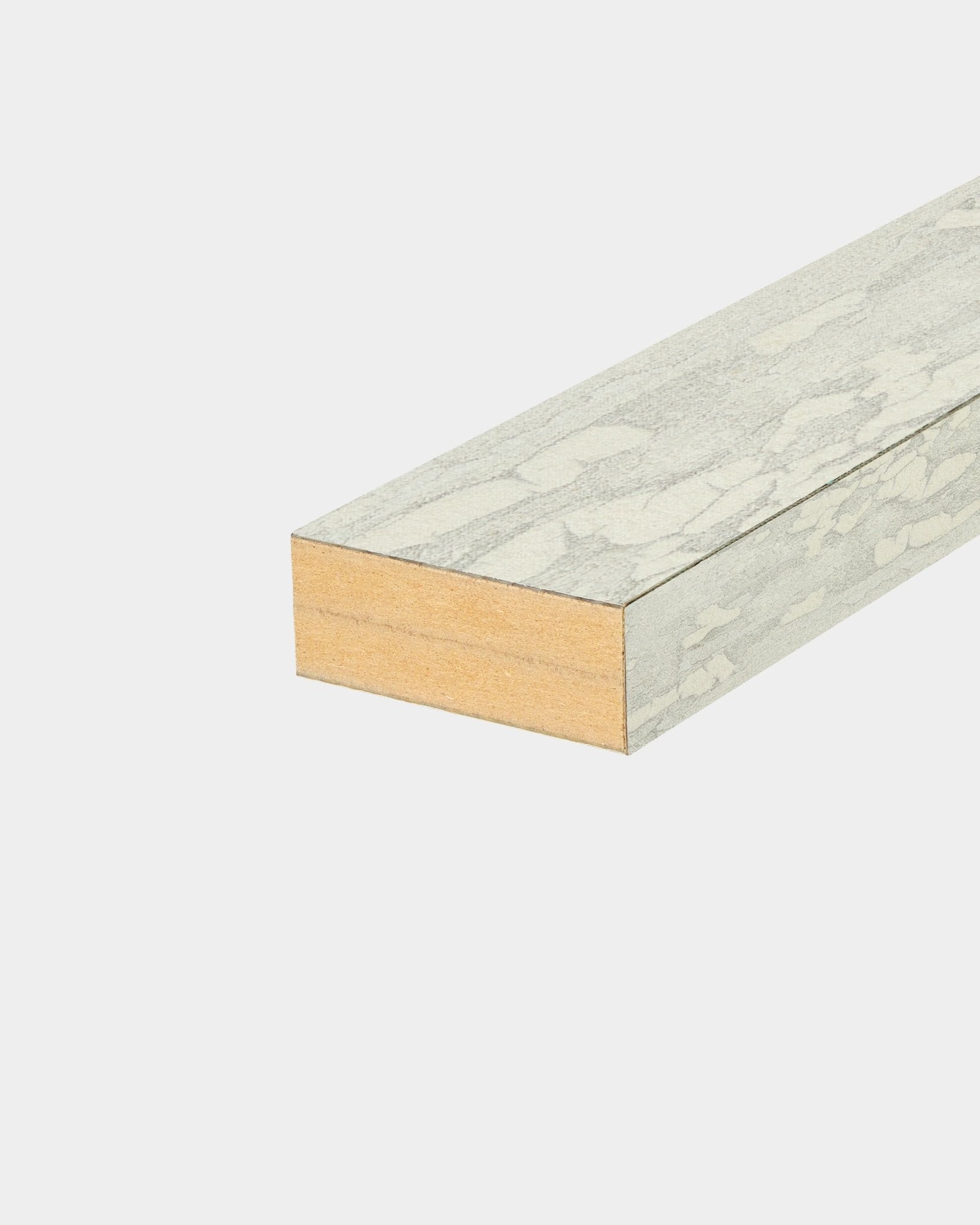 WoodUpp Akupanel ändlamell i Oxide White, 6,7 cm bred, med en texturerad ljusgrå yta, utformad för installationer med Akustikpanel eller slatwall-paneler.