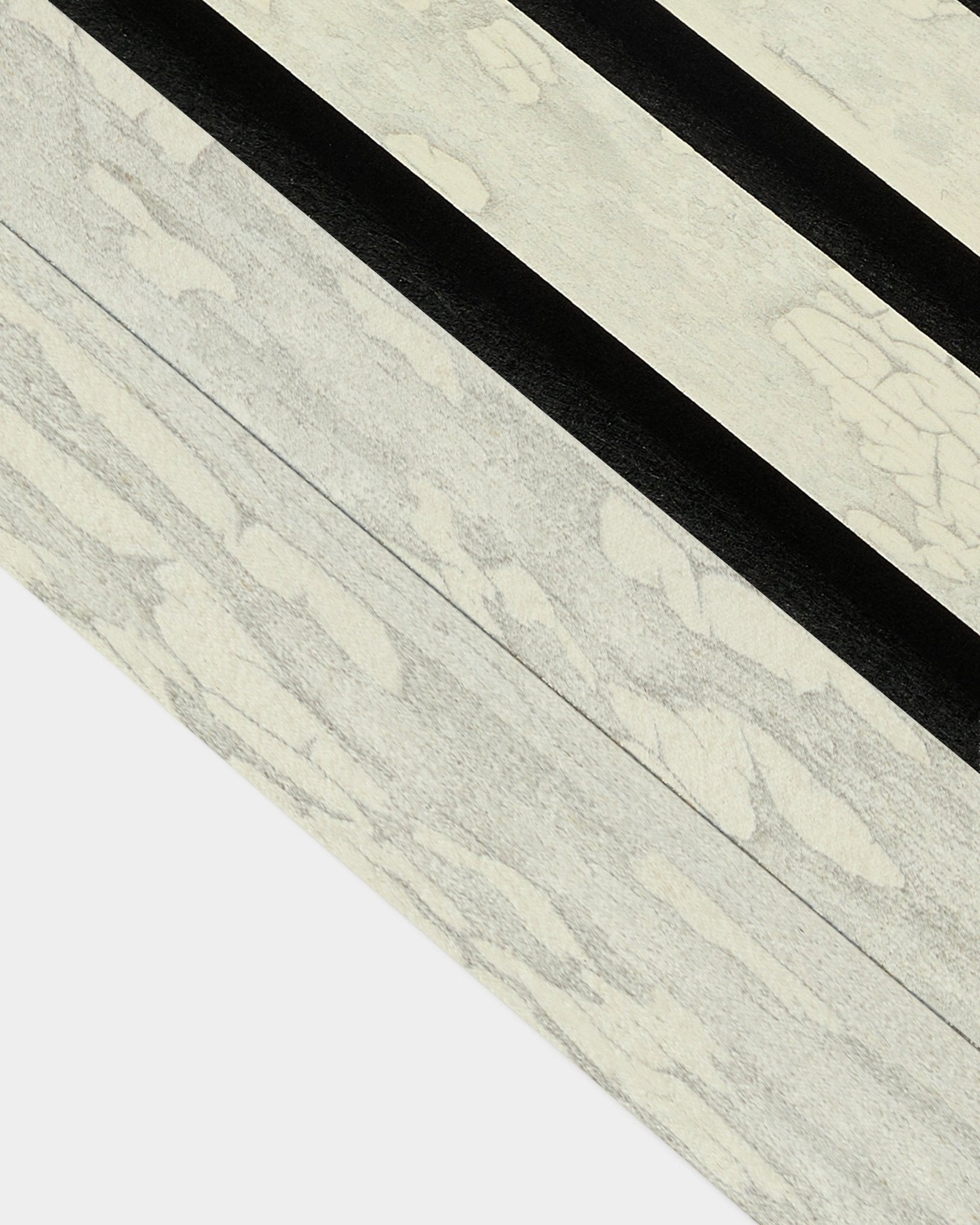 Närbild på Oxide White ändlamell (6,7 cm) från WoodUpp för installation med Akupanel Akustikpanel, med tydliga diagonala mönster i black och nordisk design.