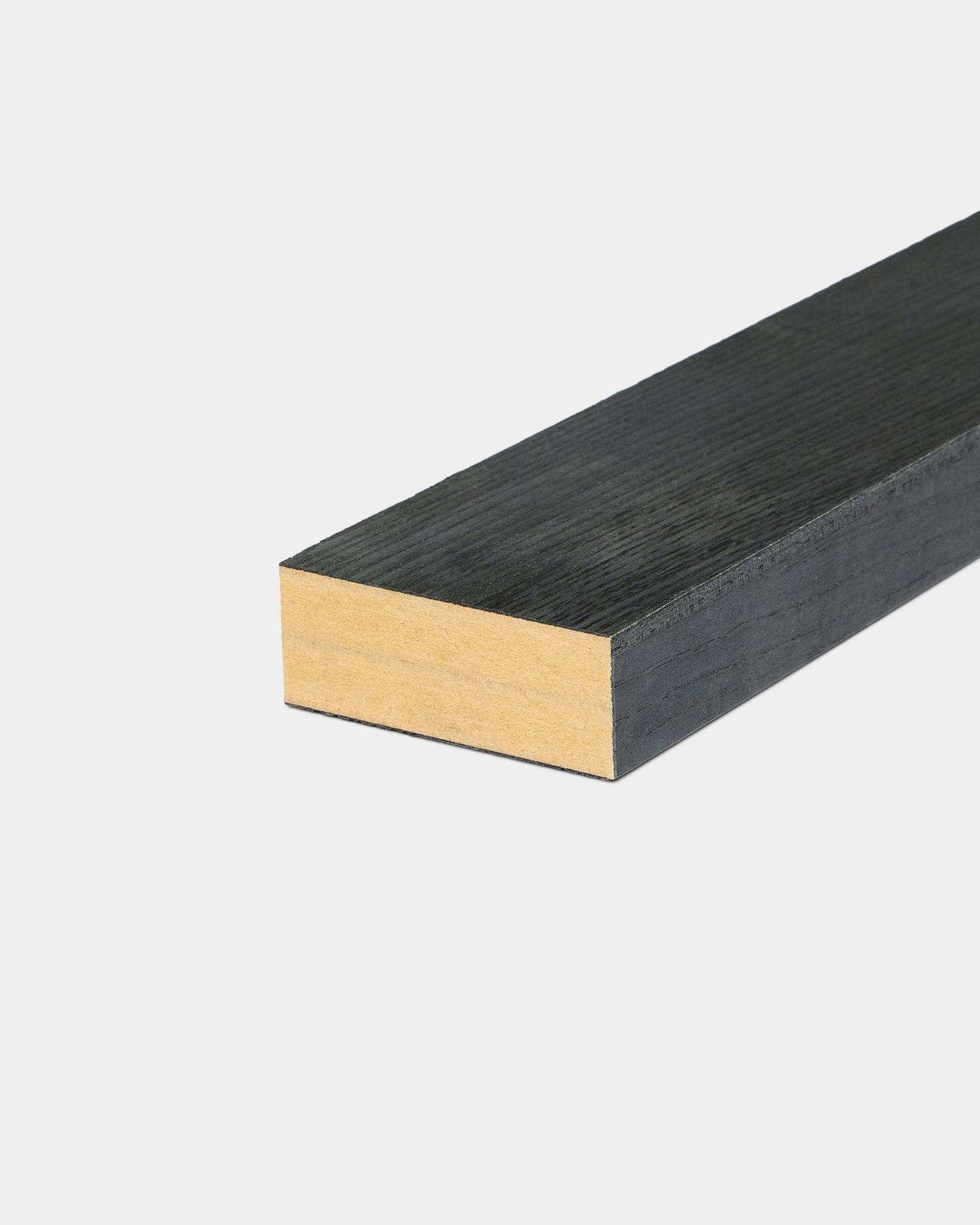 Ändlamell i Black ask (6,7 cm) med en black-målad yta och natural wood kant, utformad för användning med WoodUpp Akupanel akustikpaneler.