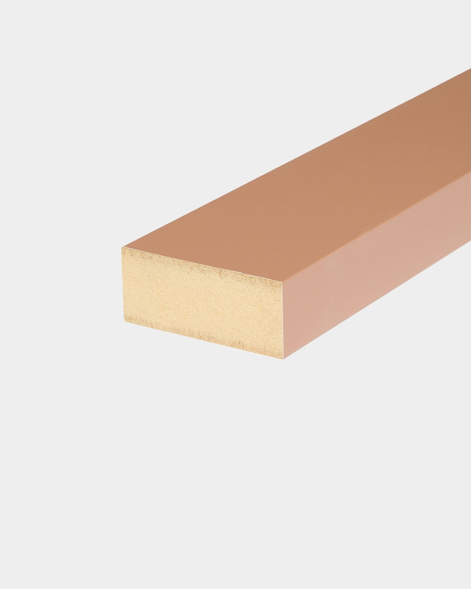 WoodUpp End Lamella Clay (6,7 cm) Akustikpanel tillbehör med slät finish, utformat för MDF-ram eller Akupanel installation, visas mot vit bakgrund.