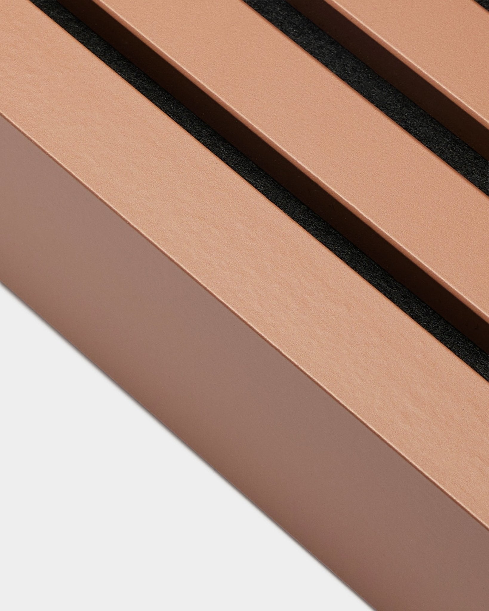Närbild av WoodUpp Akupanel installationsändlamell i Clay, 6,7 cm—ljus brown Akustikpanel med tre black slitsar, nordisk minimalistisk design.