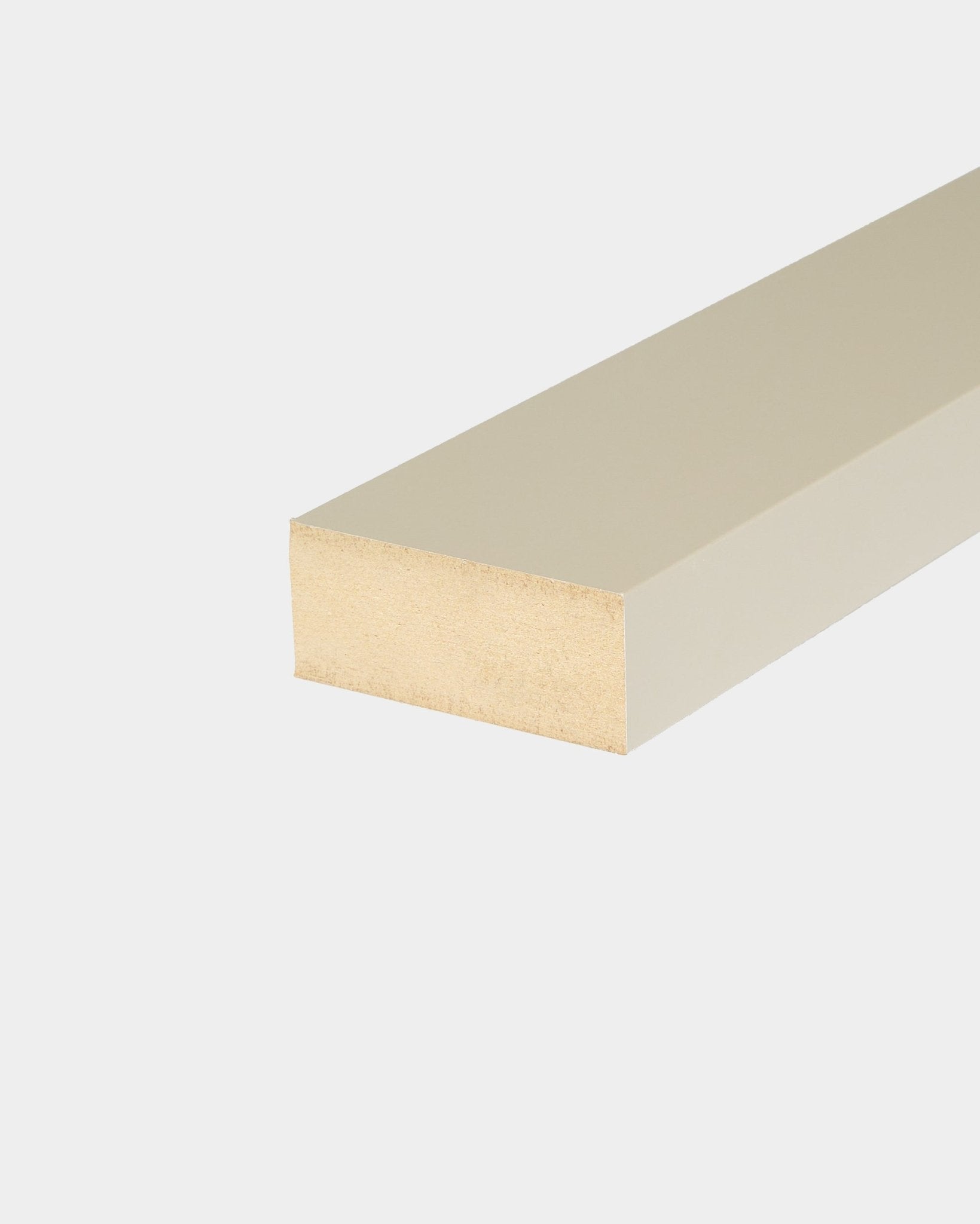 WoodUpp End lamella Stone, en 6,7 cm beige rektangulär panel, utformad för Akupanel installationer av akustiska träpaneler, visad mot en vit bakgrund.
