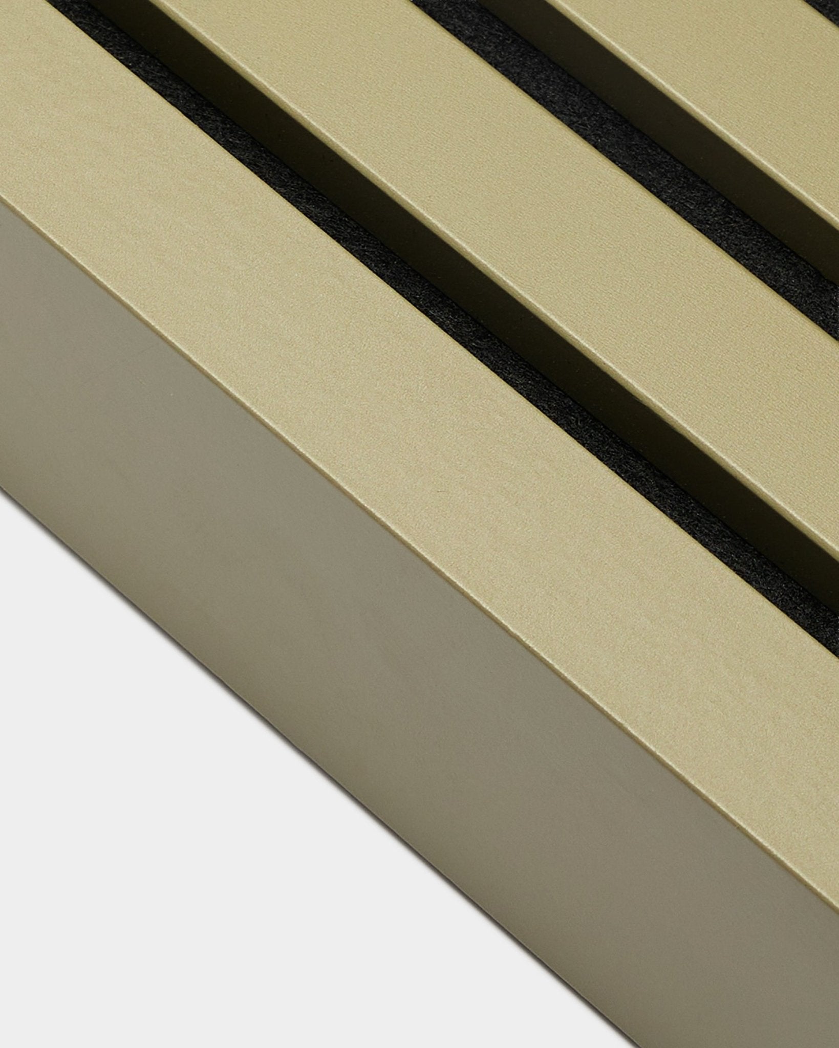Detalj av WoodUpp Akupanel installationsprodukt, ändlamell i Moss-finish, 6,7 cm bred, med en beige MDF-ram och black spår mot vit bakgrund.