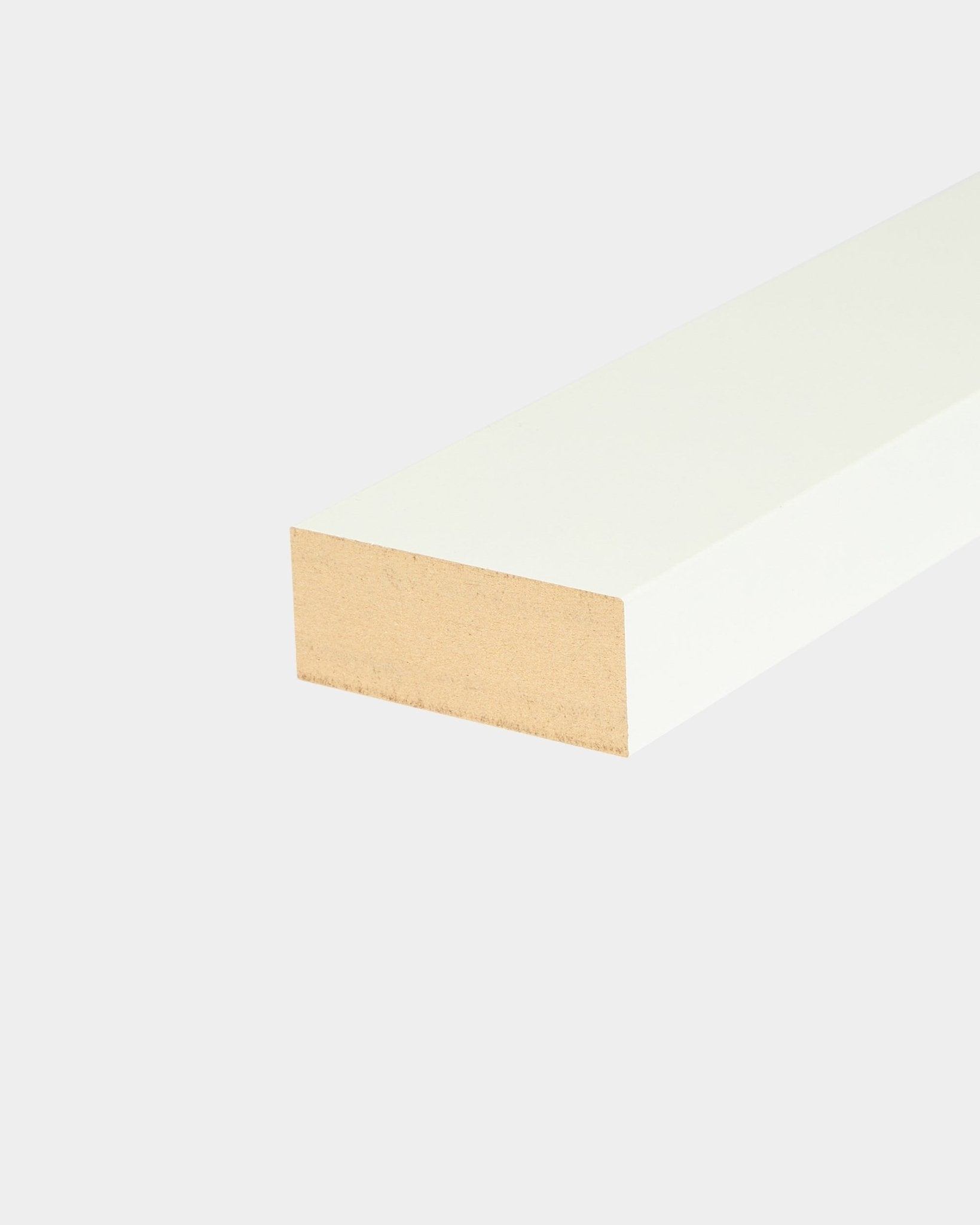 WoodUpp Akupanel ändlamell i Snow, 6,7 cm bred vit trälamell med naturlig kant, utformad för att avsluta MDF-ram eller Akustikpanel vägginstallationer.