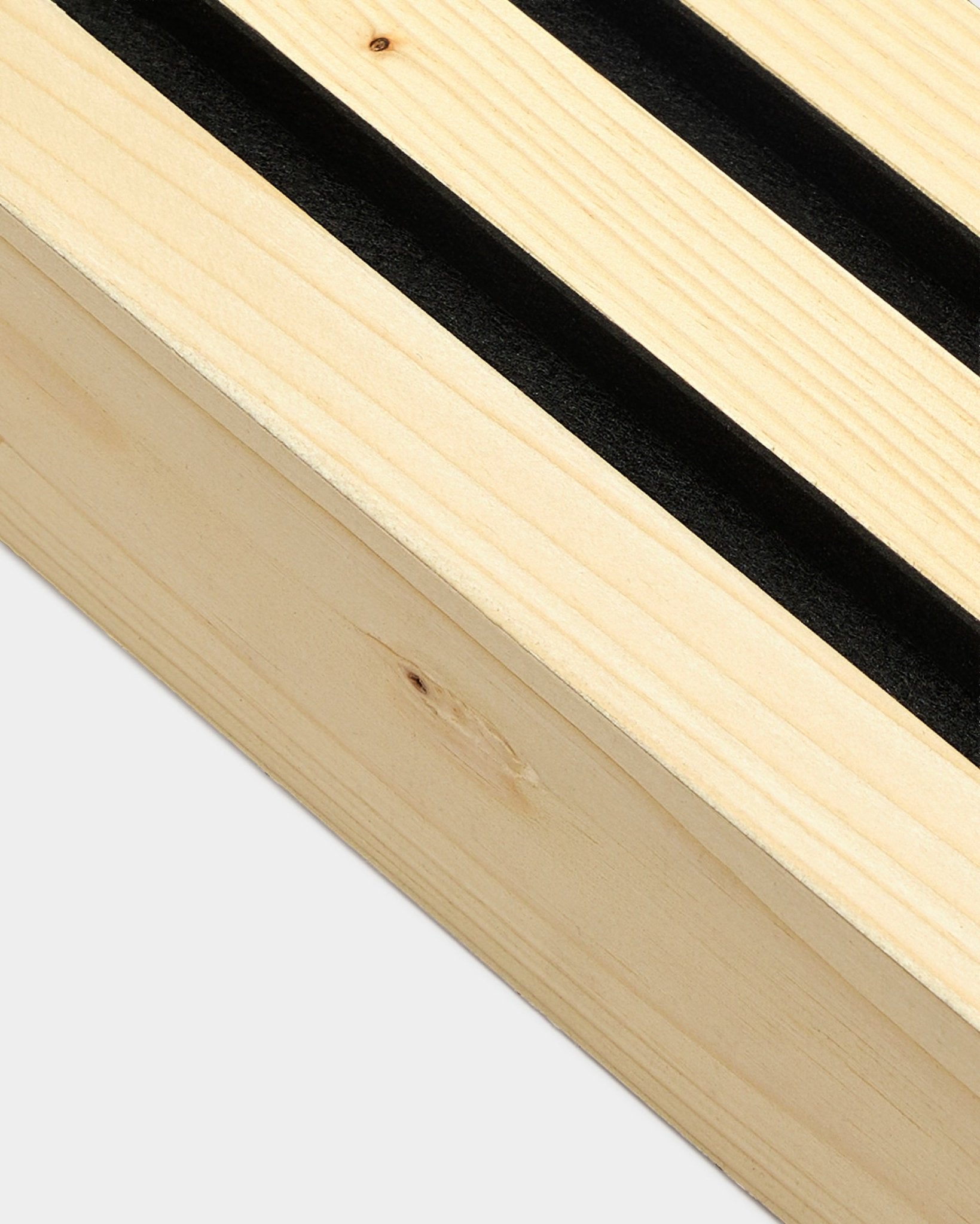 Närbild av WoodUpp ändlamell i Alp-finish, 6,7 cm bred, som visar detaljerad träådring; utformad för nordisk Akustikpanel vägg- eller Akupanel-montering.