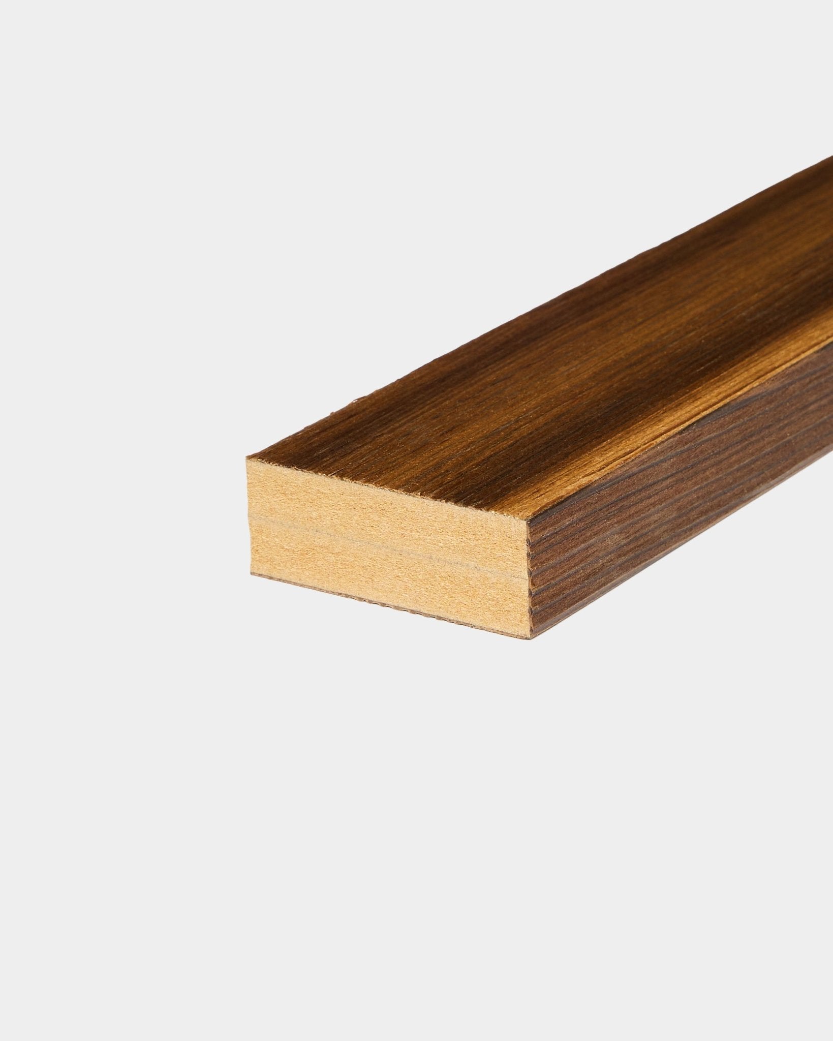 WoodUpp ändlamell i Rustic Smoked Larch (6,7 cm), utformad för integrering i MDF-ram eller avslutning av väggkant, visad mot en enkel vit bakgrund.