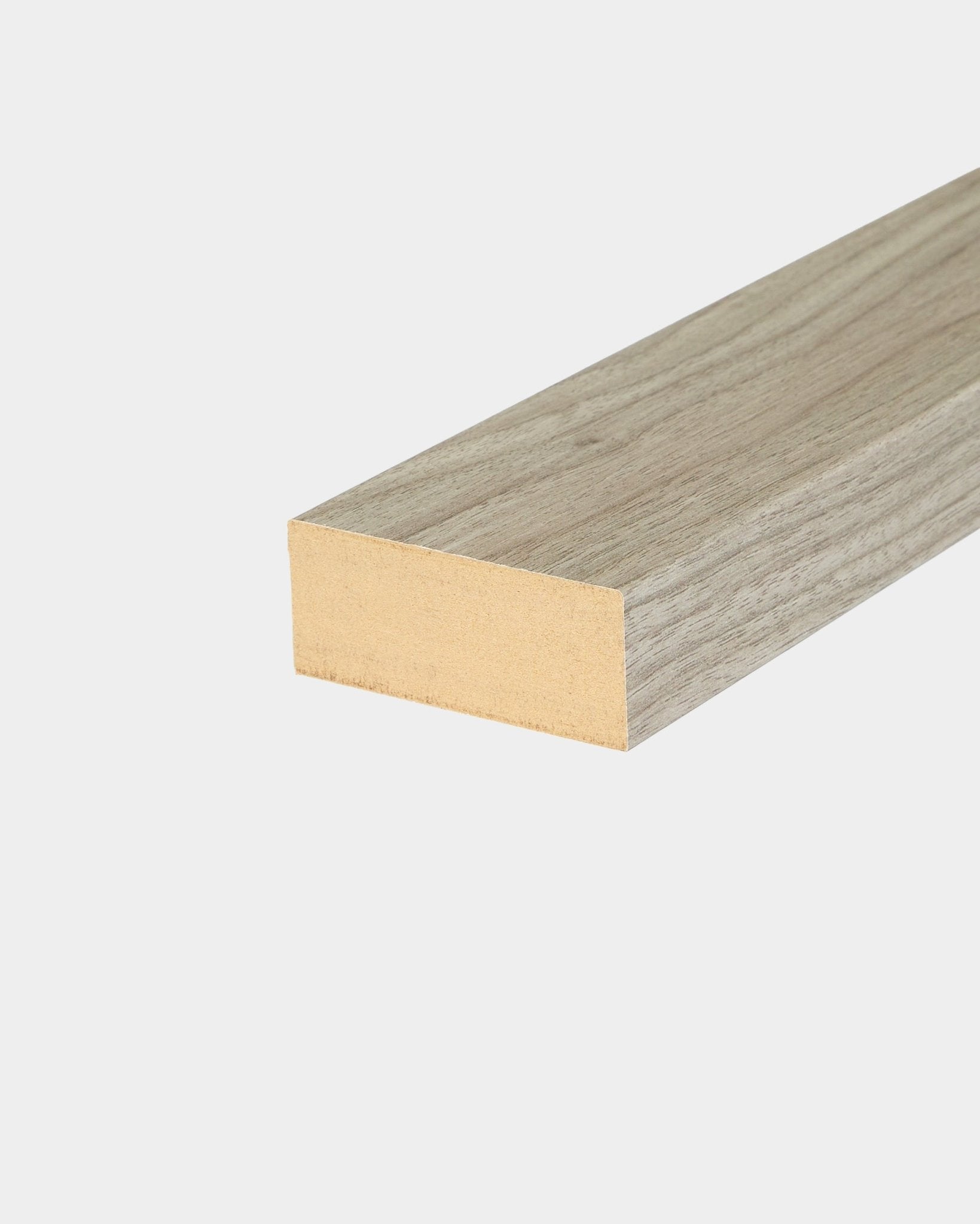 Ändlamell i Weathered Oak (6,7 cm) för WoodUpp Akupanel Akustikpanel-installationer, lämplig som avslutningslist för nordiska panelväggar eller slatwall-system.