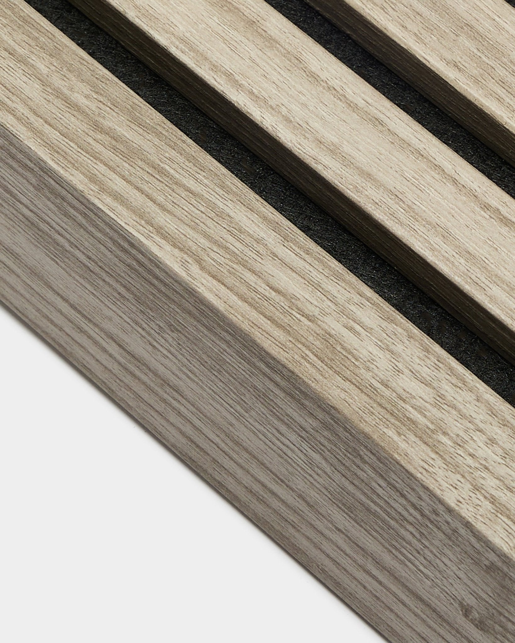 Närbild av WoodUpp ändlamell i Weathered Oak, 6,7 cm bred, med parallella akustiska trälameller med black mellanrum från sortimentet Installation Products.