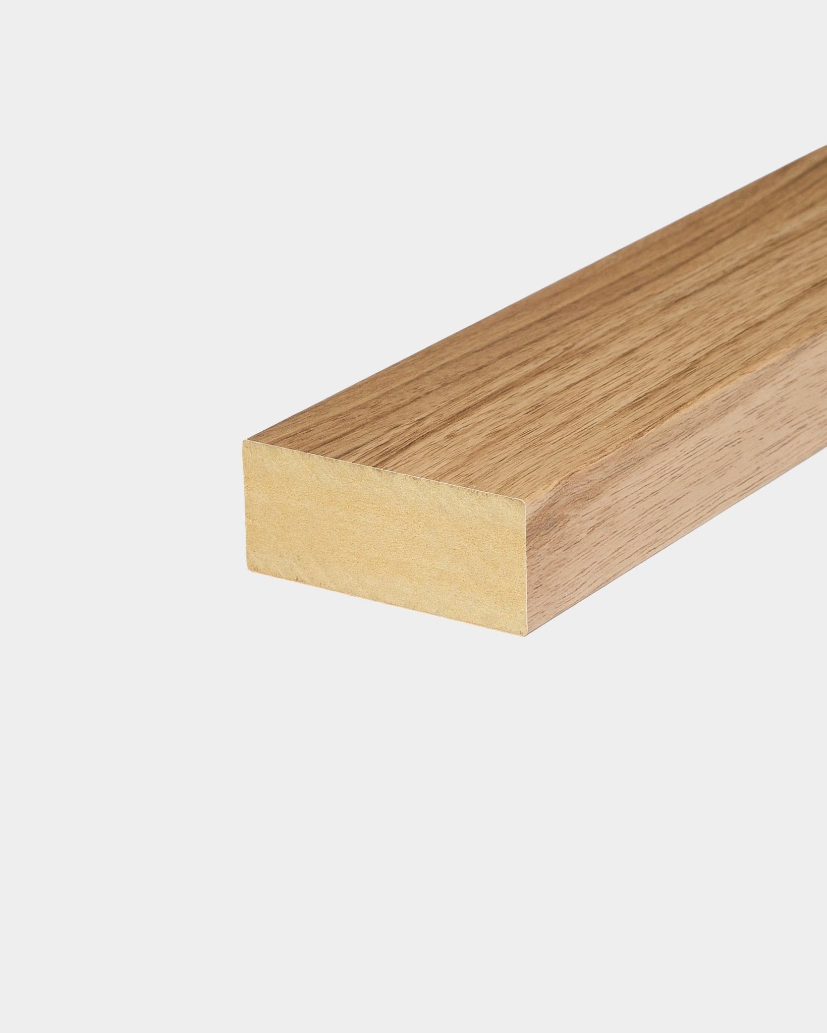 WoodUpp ändlamell i English Walnut, 6,7 cm bred; kompatibel med Akupanel akustiska träpaneler eller installationer med Nordic slatwall panel.