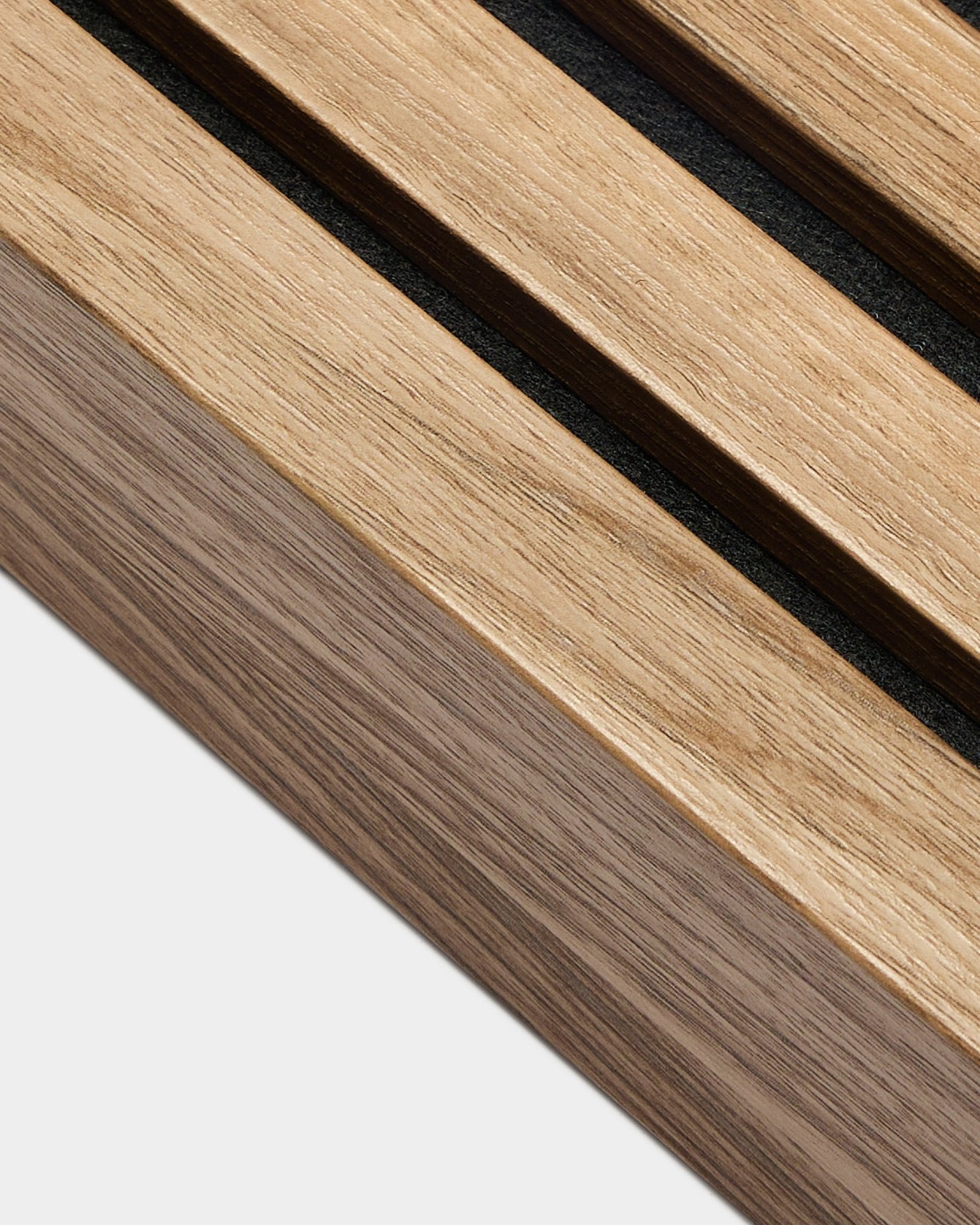 Närbild av WoodUpp Akupanel ändlamell i English Walnut (6,7 cm), som visar black mellanrum mellan akustiska lameller mot en enfärgad vit bakgrund.