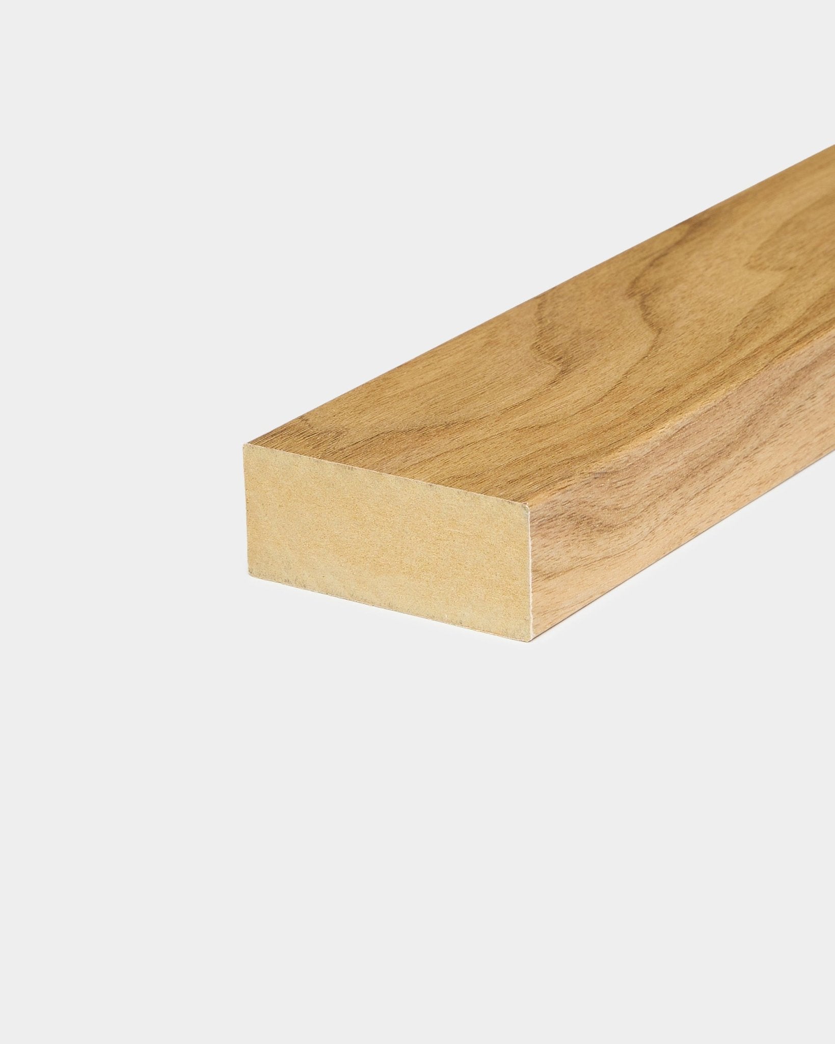 WoodUpp CREATE-kollektionens ändlamell i English Oak (6,7 cm), tillbehör för Akustikpanel MDF-ramar eller väggar, visad mot en enkel vit bakgrund.