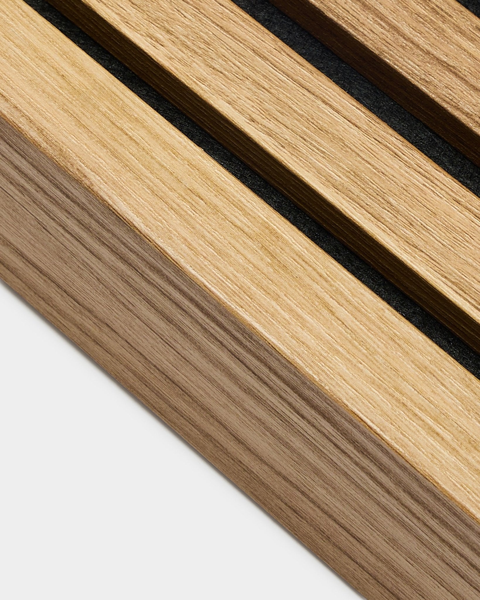 Närbild av WoodUpp Akupanel ändlamell i English Oak (6,7 cm), med parallella akustiska ribbor och natural wood träådring.