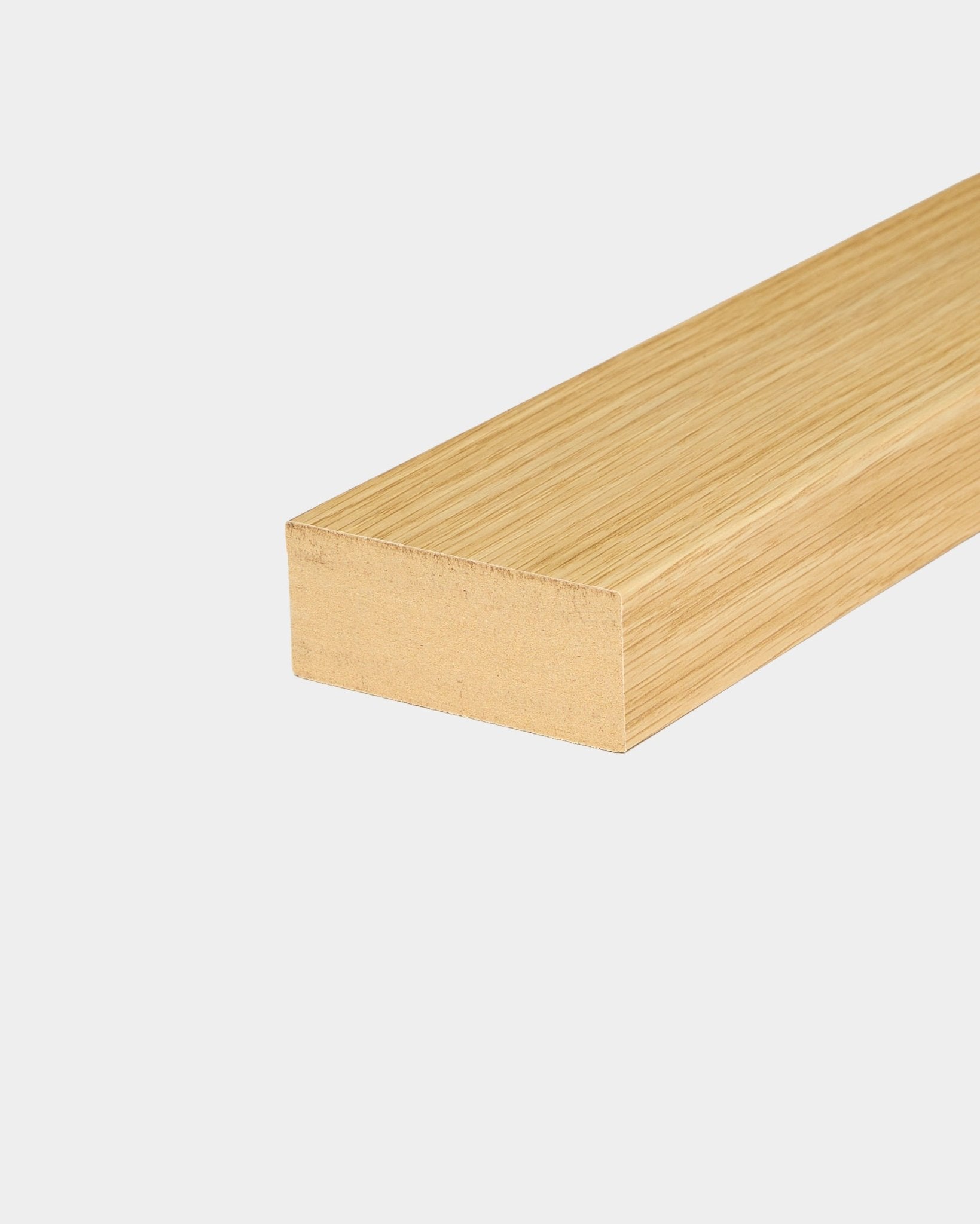 WoodUpp Southern Oak ändlamell, 6,7 cm bred, utformad för installation av Akupanel Akustikpanel eller för användning som MDF-ram på panelväggar.