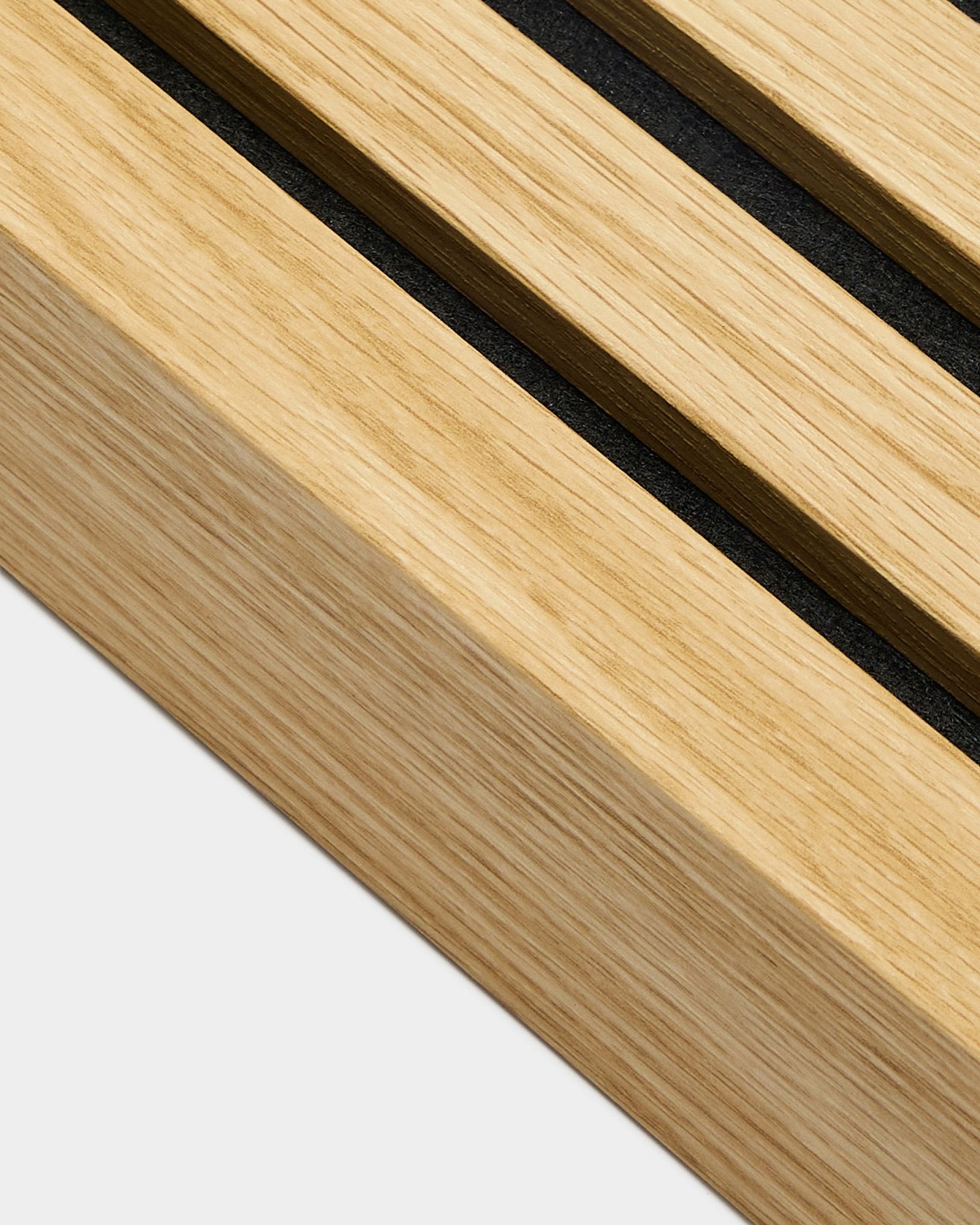 Närbild av WoodUpp-installationsprodukt Akupanel, ändlamell i Southern Oak, 6,7 cm bred, med black spår i ljust trä för tydliga Akustikpanel-linjer.