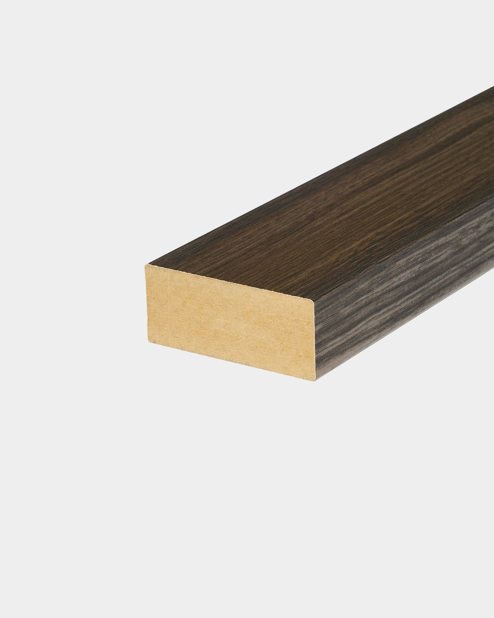 WoodUpp End Lamella i Black Oak (6,7 cm), utformad för panelavslut eller Akupanel Akustikpanel-montering på släta vita väggar.
