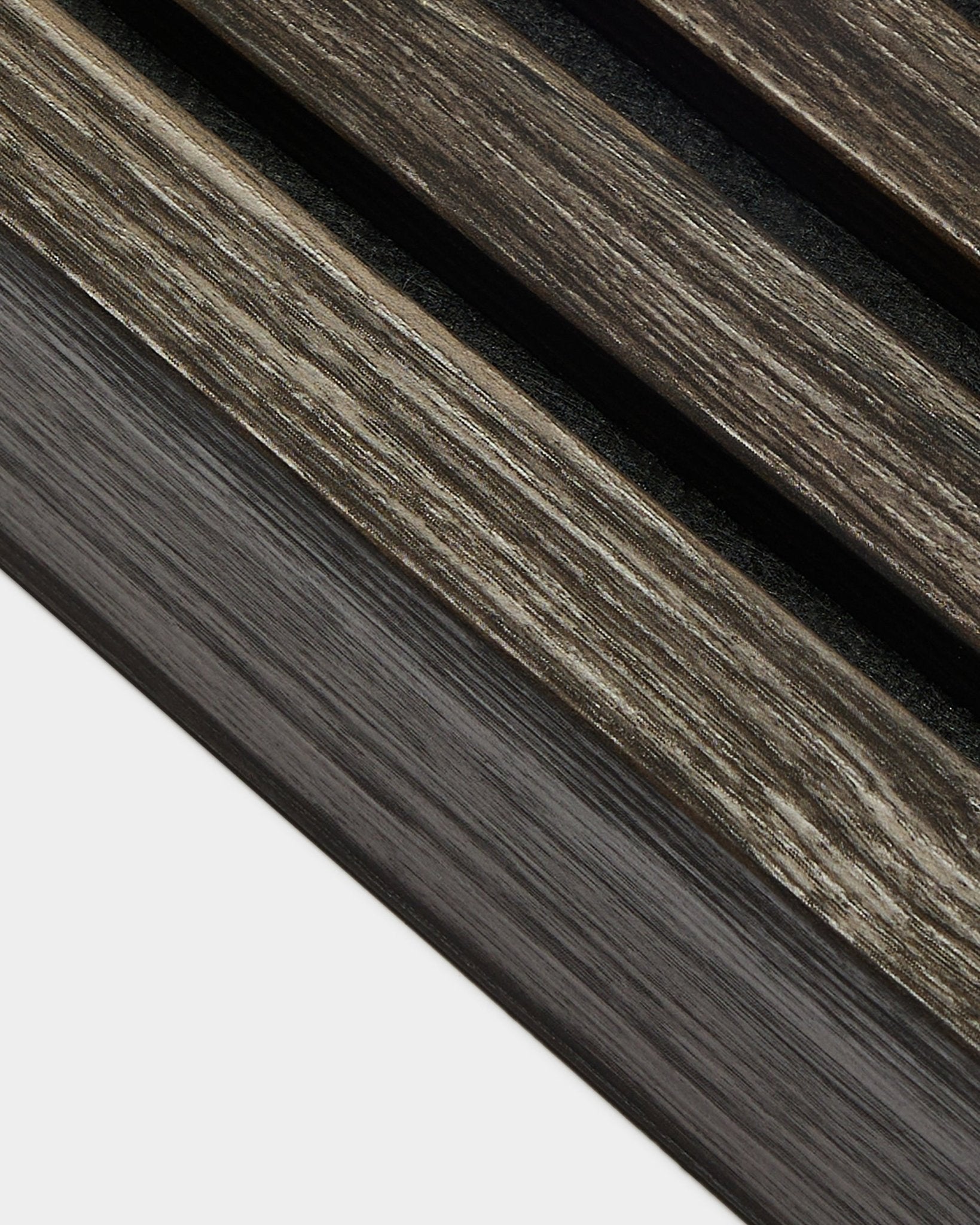 Närbild av installationsdetalj för WoodUpp Akupanel i Black Oak, 6,7 cm ändlameller placerade diagonalt med färdigt panelavslut mot en ljus bakgrund.