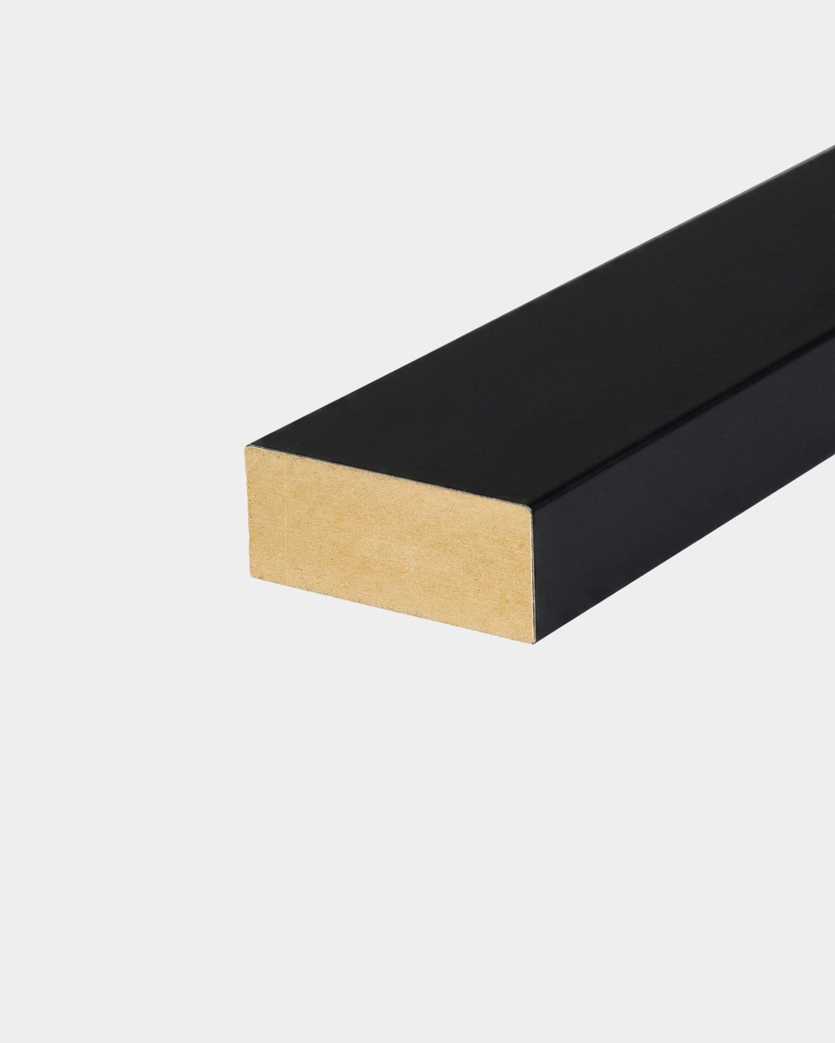 WoodUpp ändlamell, svartlackerad, 240 x 6,7 cm MDF med svart ytbehandling på tre sidor och naturligt trä i ändarna för sömlös montering av Akupanel-akustikpaneler.