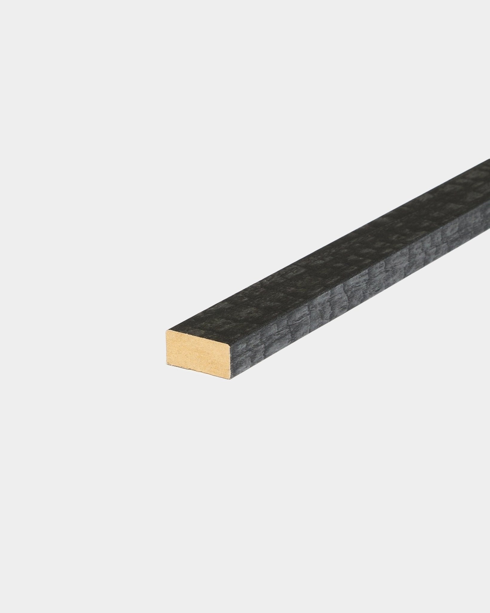 WoodUpp Akupanel tillbehör – Lamella-ribba i charcoal, 240 cm; utformad för kantlist eller utbytesribbor på ljusa bakgrunder i nordiska akustikpaneler.