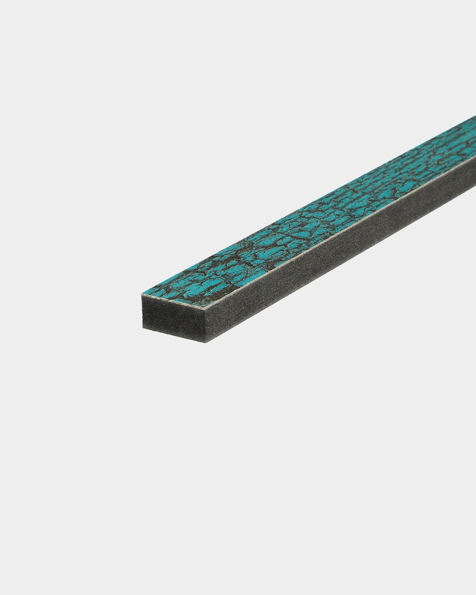 Närbild av WoodUpp Lamella i Oxide Blue, 240 cm längd, nordisk akustisk trädetalj för exakt kanttrimning eller byte av Akupanel ribba.