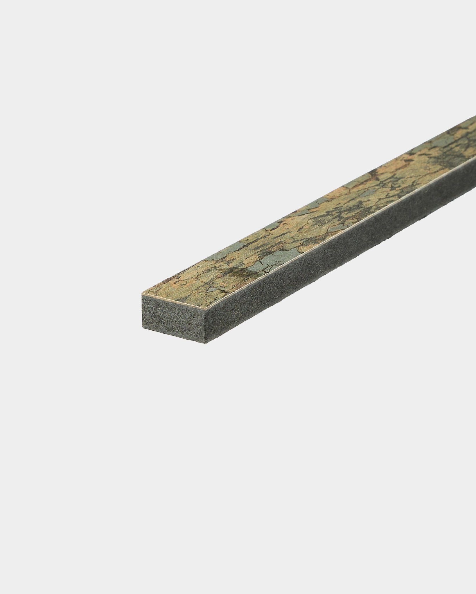 WoodUpp Akupanel Lamella i Oxide Grey, 240 cm lång, har en texturerad yta och en minimalistisk nordisk design, visad mot en enkel vit bakgrund.